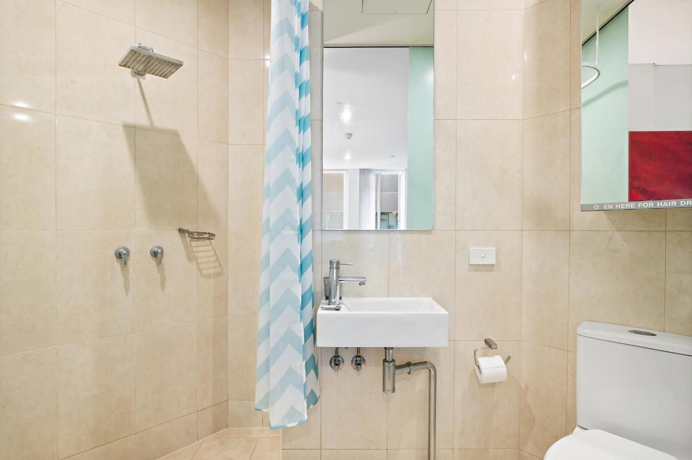 CBD Studio with King Bed & Balcony & Gym & Sauna