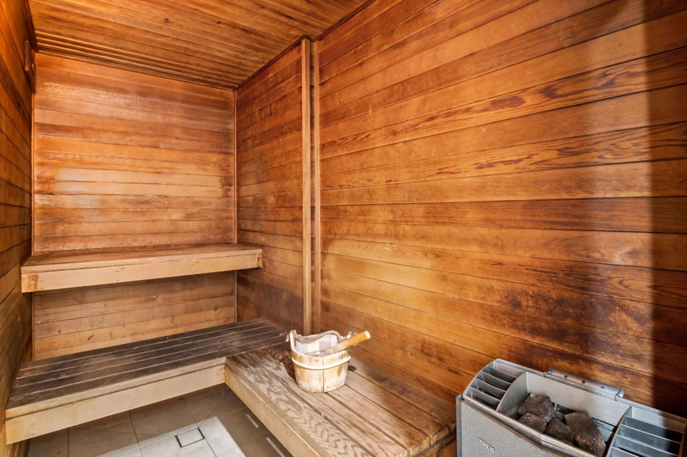 CBD Studio with King Bed & Balcony & Gym & Sauna