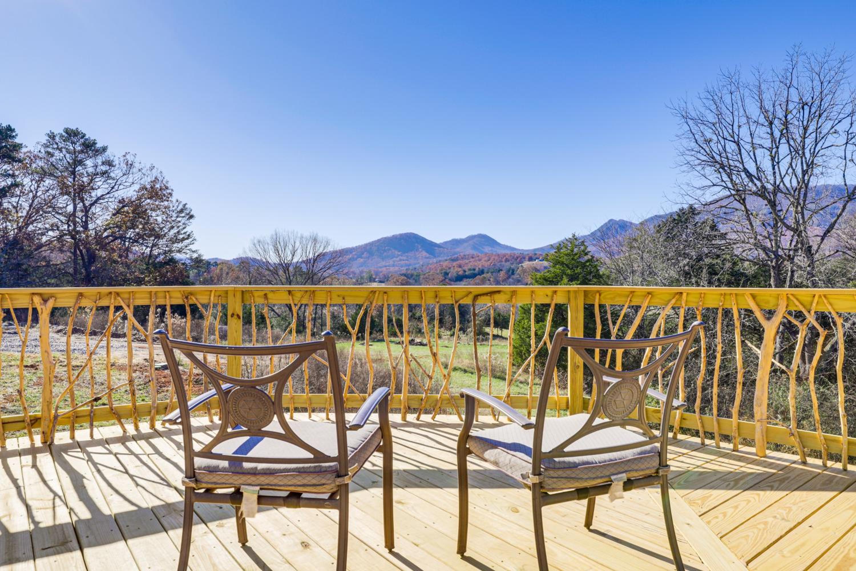 Glamping with Mountain Views! Newport Yurt Retreat!