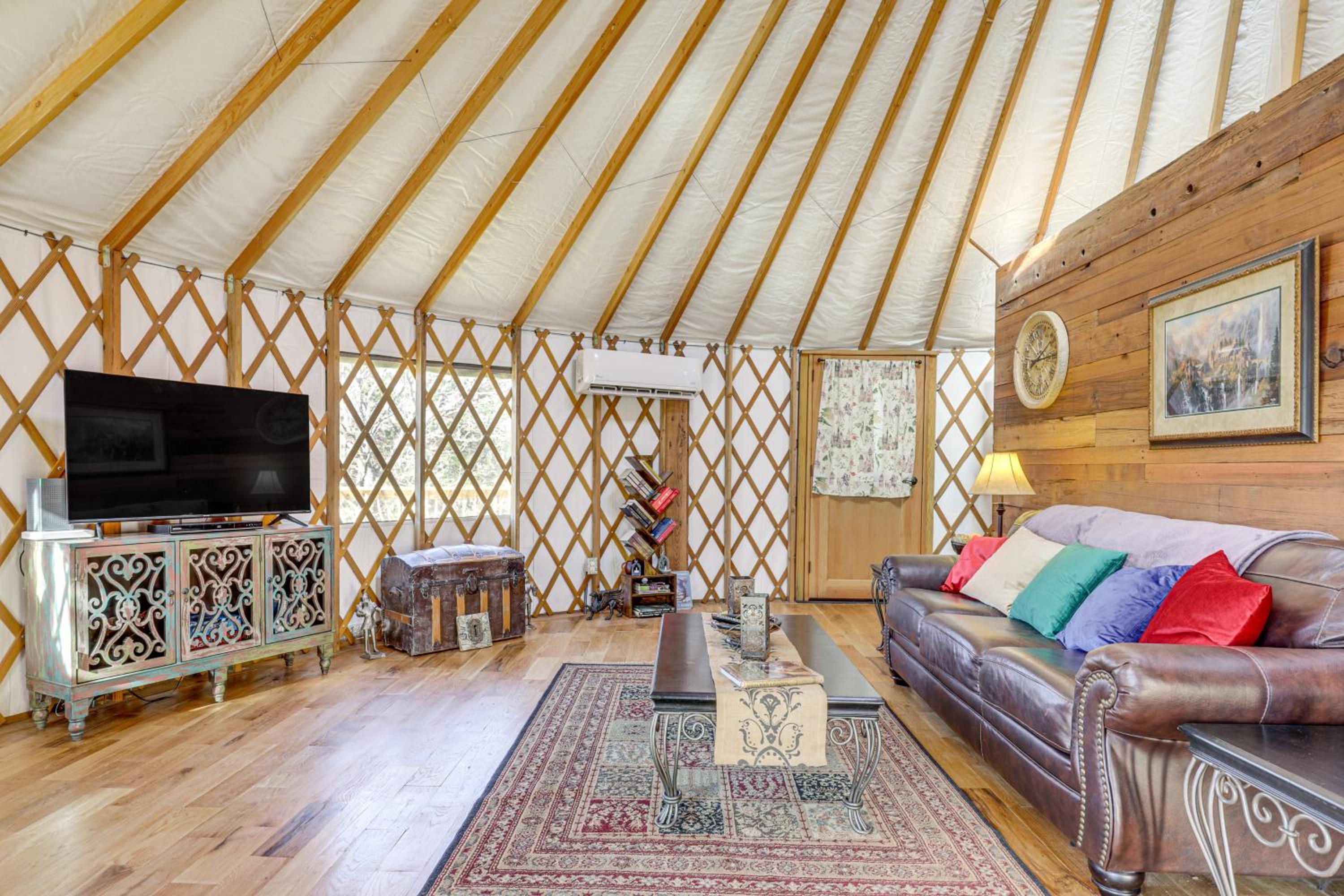 Glamping with Mountain Views! Newport Yurt Retreat!