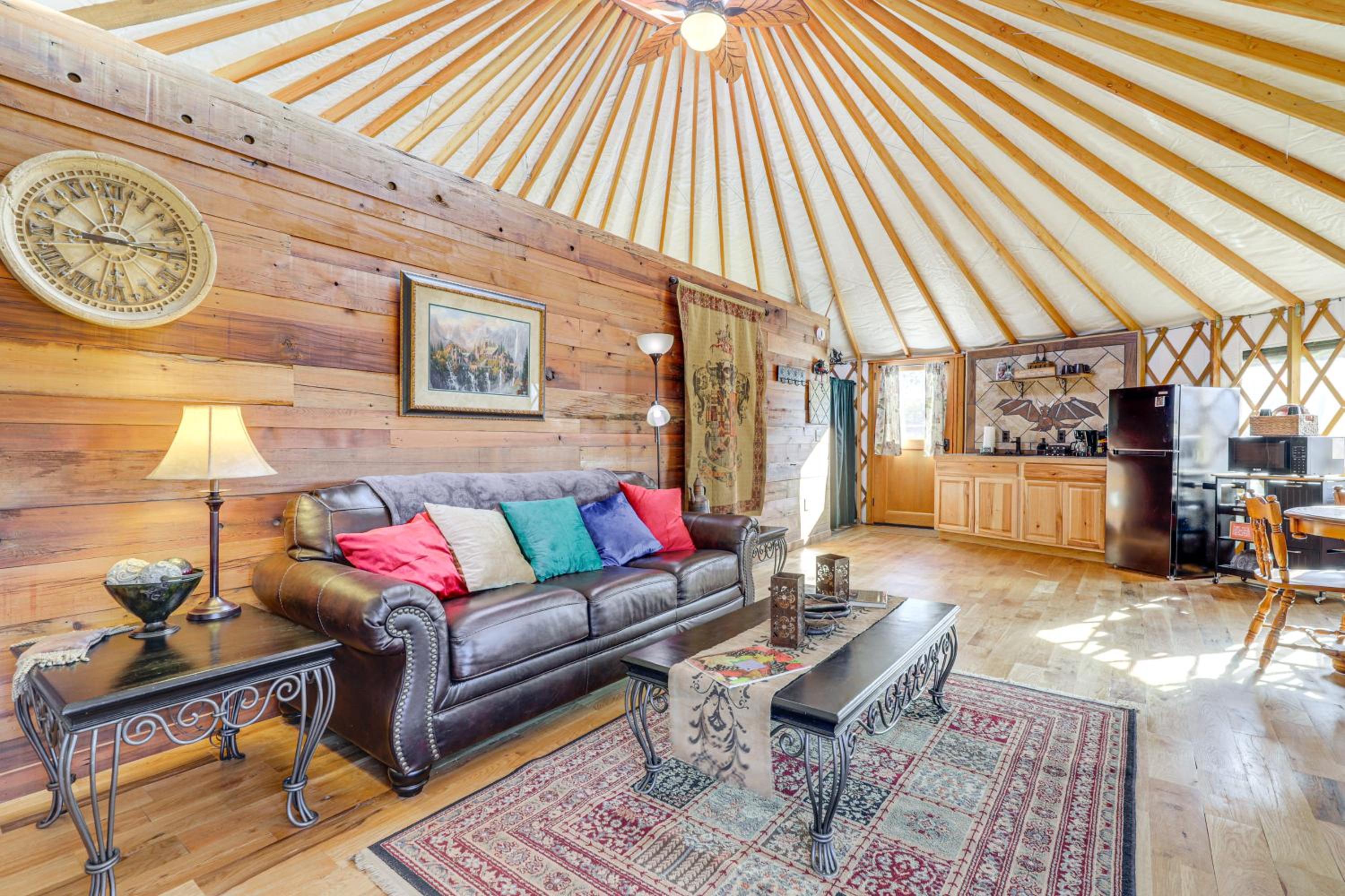 Glamping with Mountain Views! Newport Yurt Retreat!