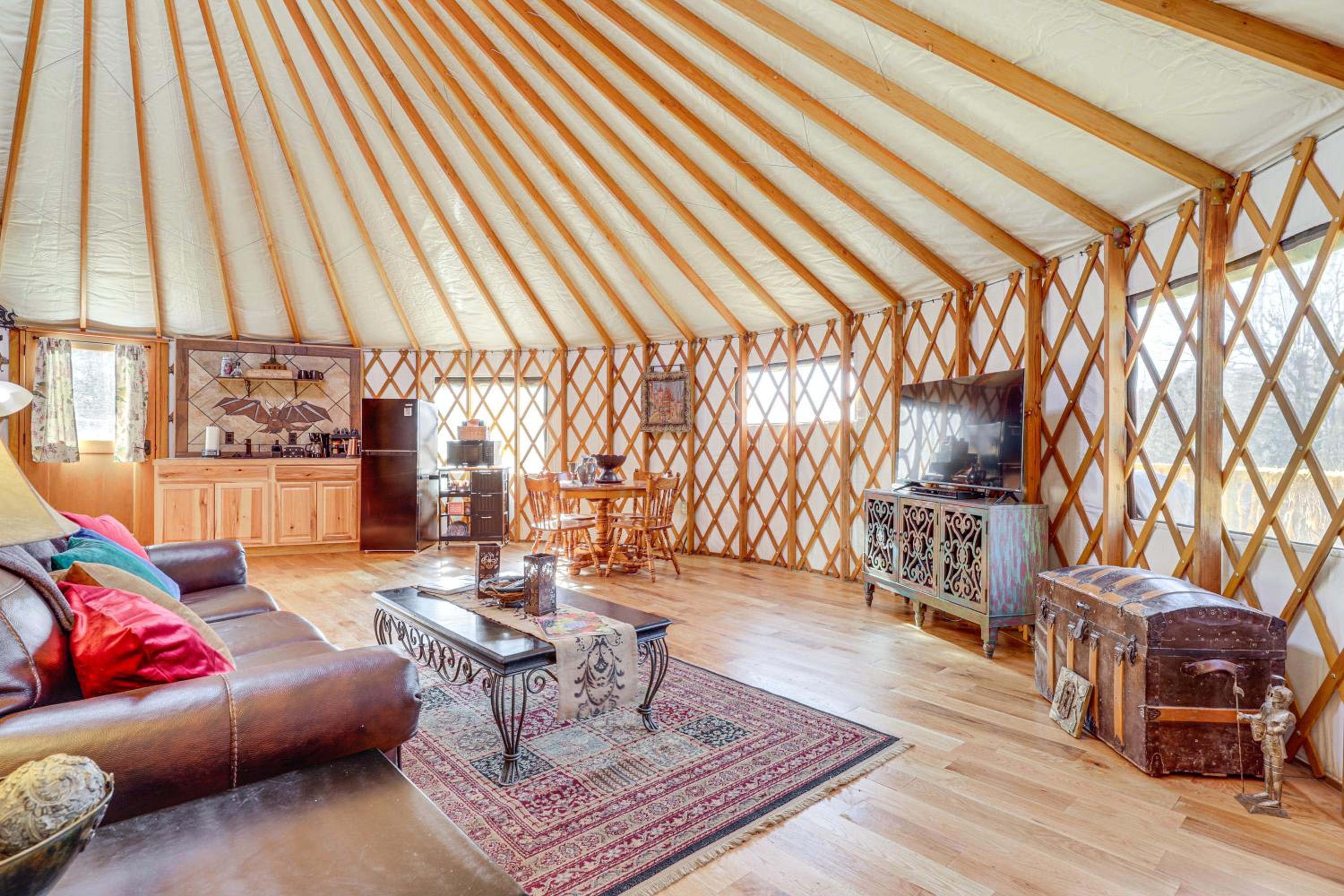 Glamping with Mountain Views! Newport Yurt Retreat!
