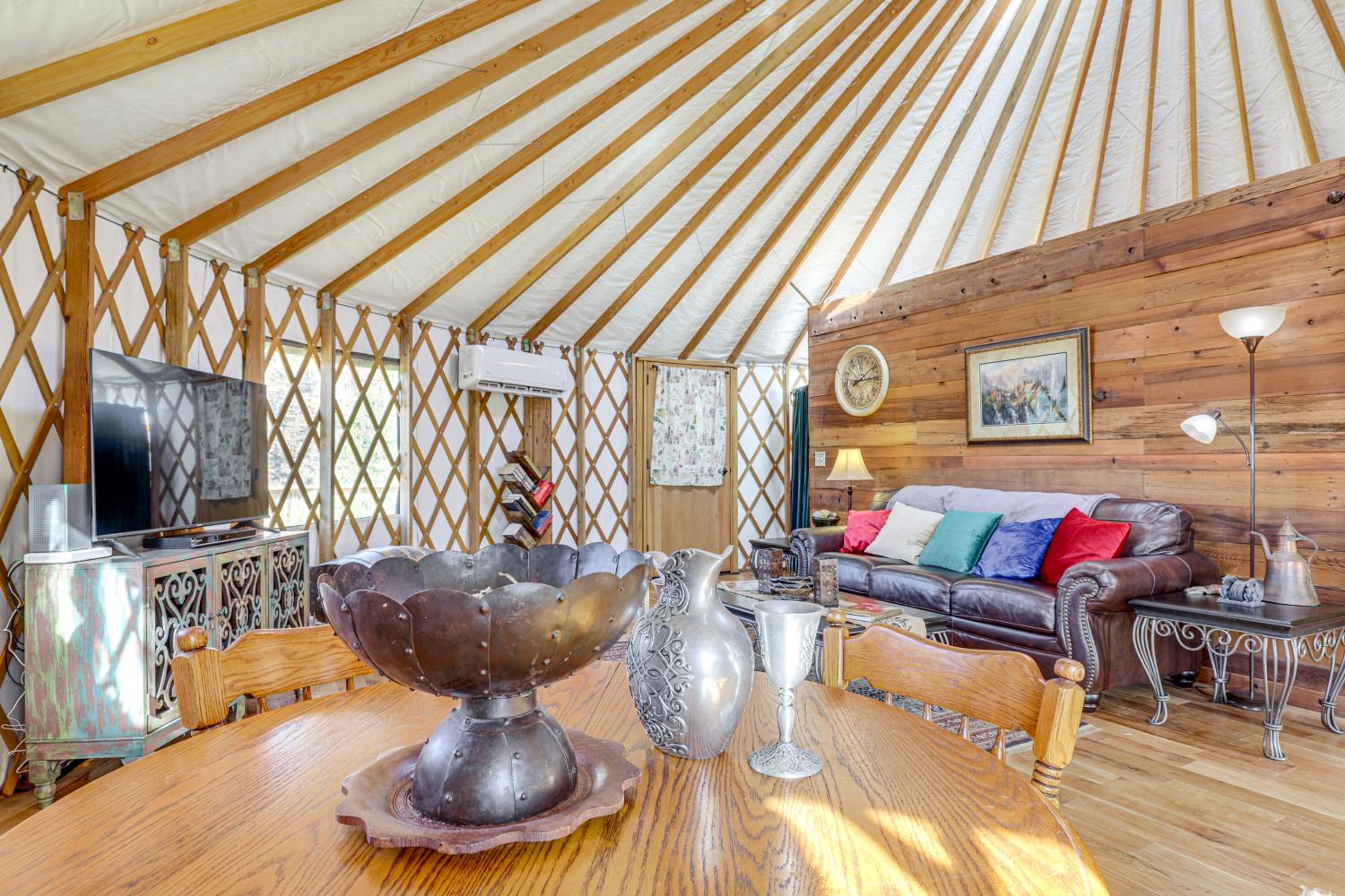 Glamping with Mountain Views! Newport Yurt Retreat!