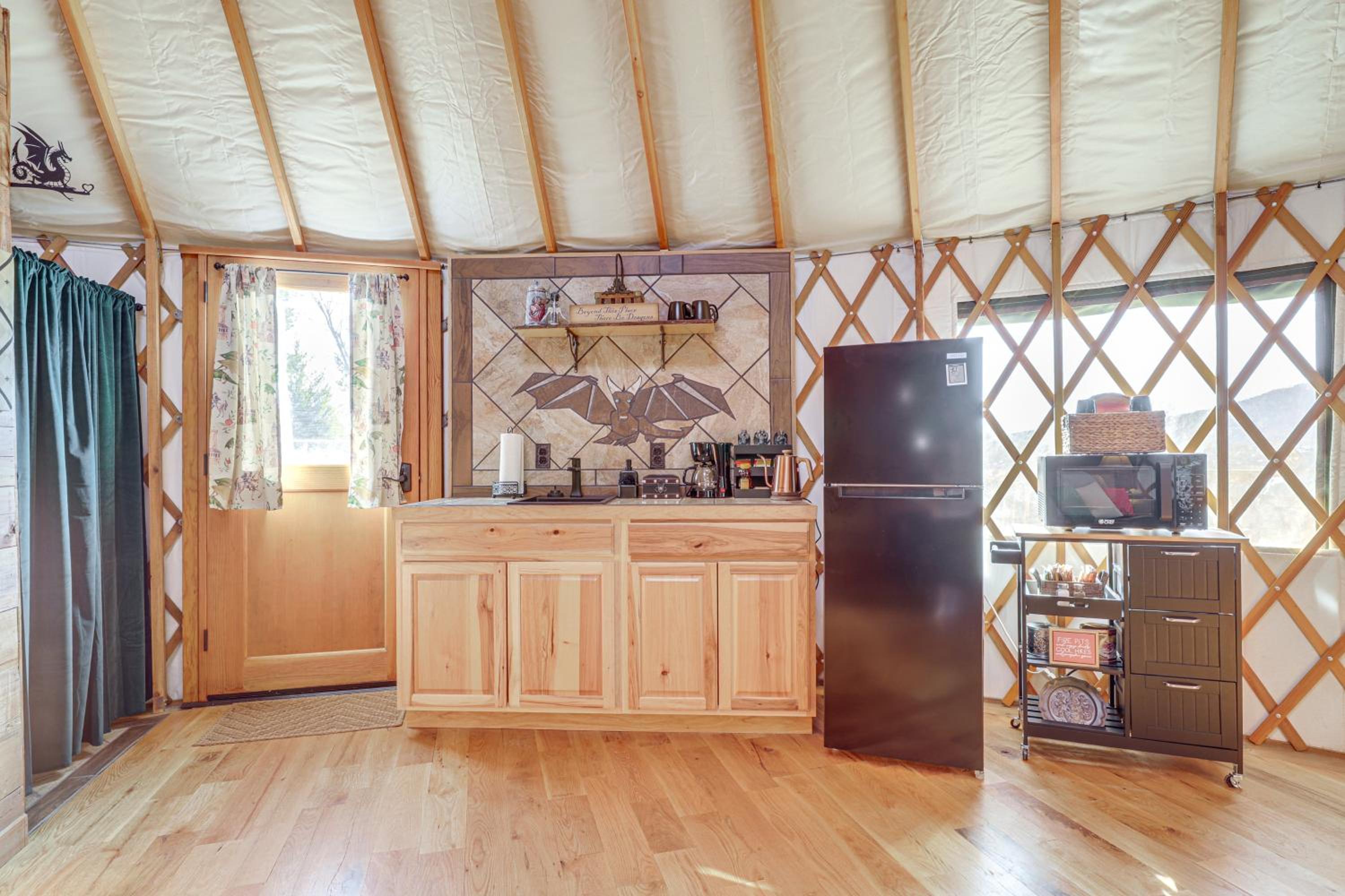 Glamping with Mountain Views! Newport Yurt Retreat!