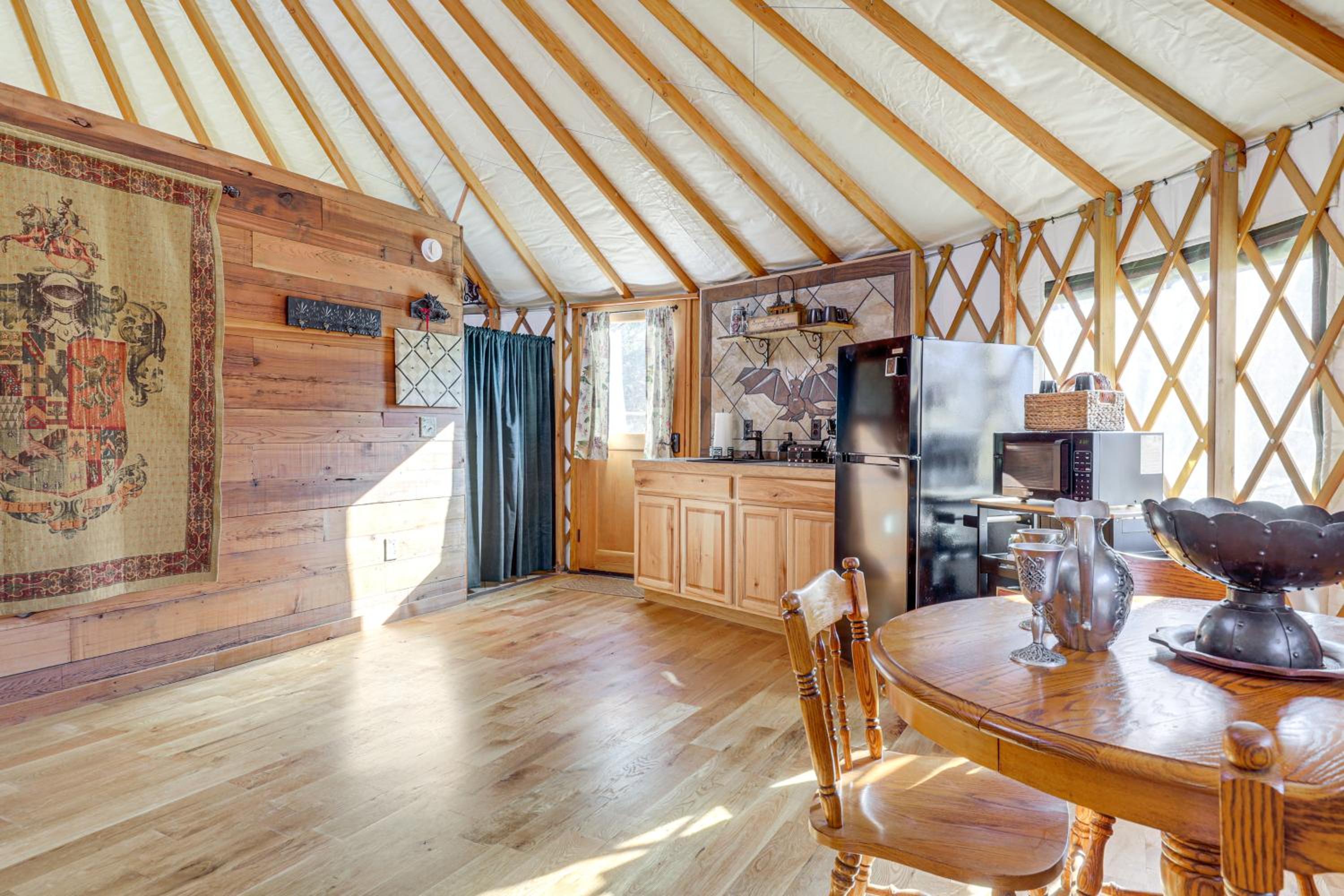 Glamping with Mountain Views! Newport Yurt Retreat!