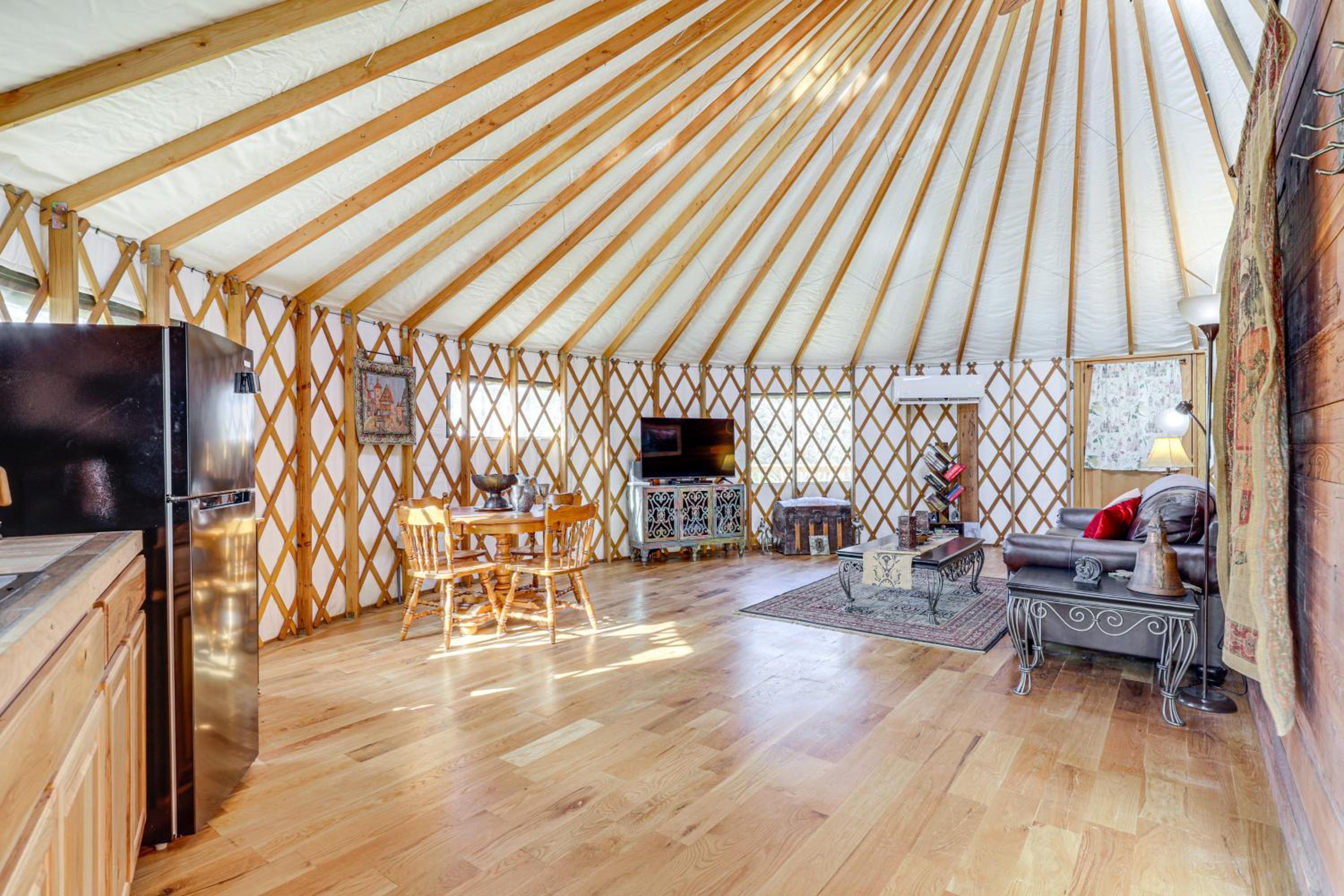 Glamping with Mountain Views! Newport Yurt Retreat!