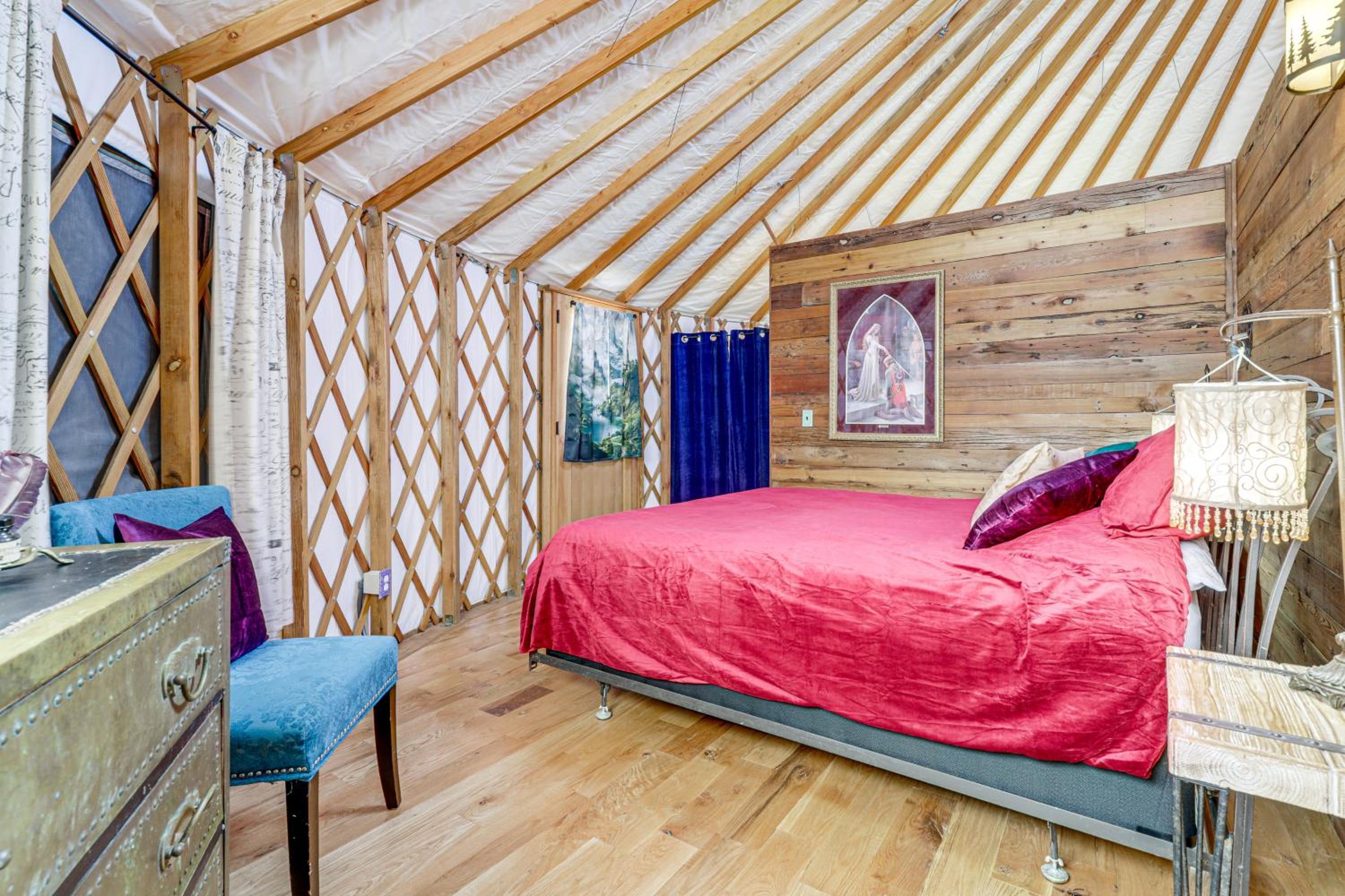 Glamping with Mountain Views! Newport Yurt Retreat!