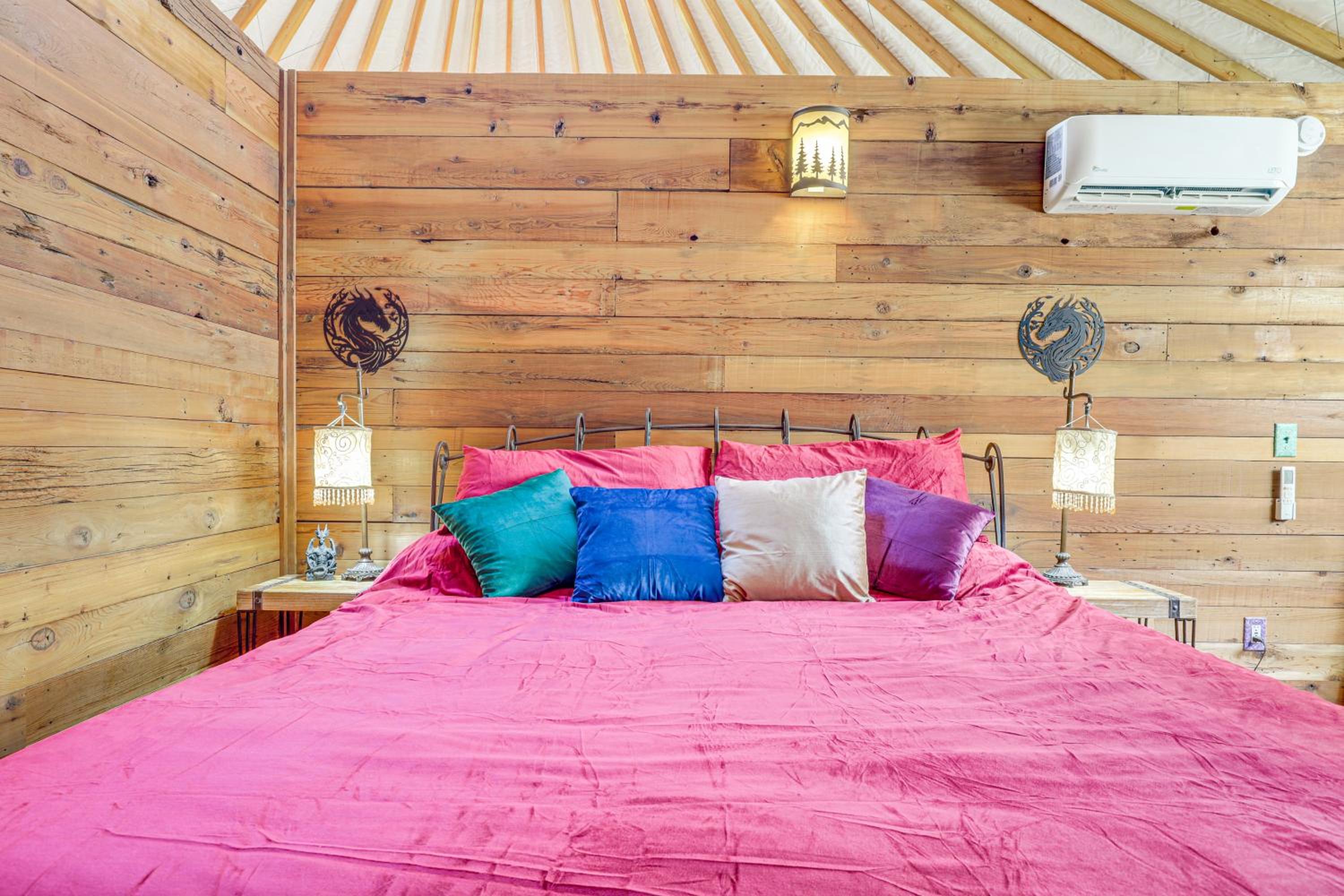 Glamping with Mountain Views! Newport Yurt Retreat!