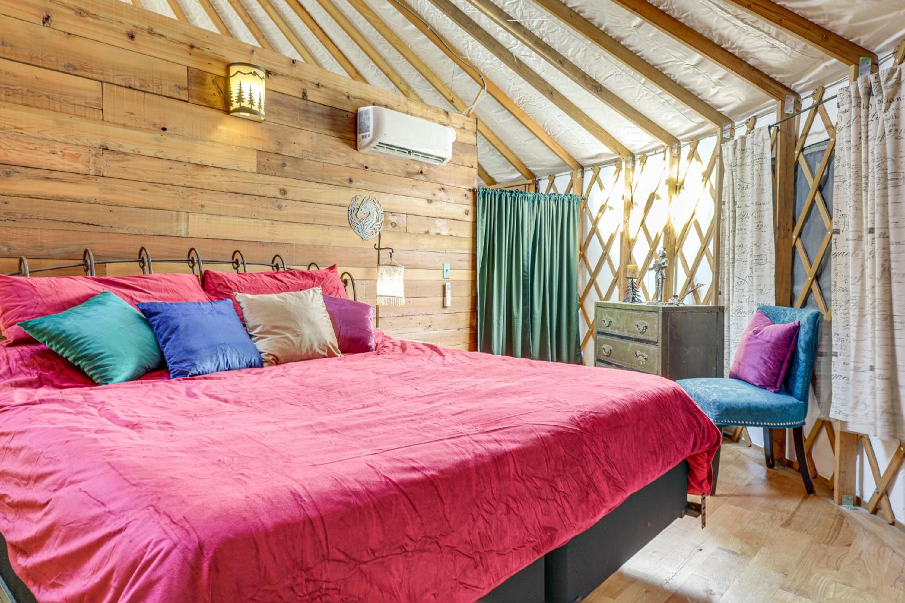 Glamping with Mountain Views! Newport Yurt Retreat!