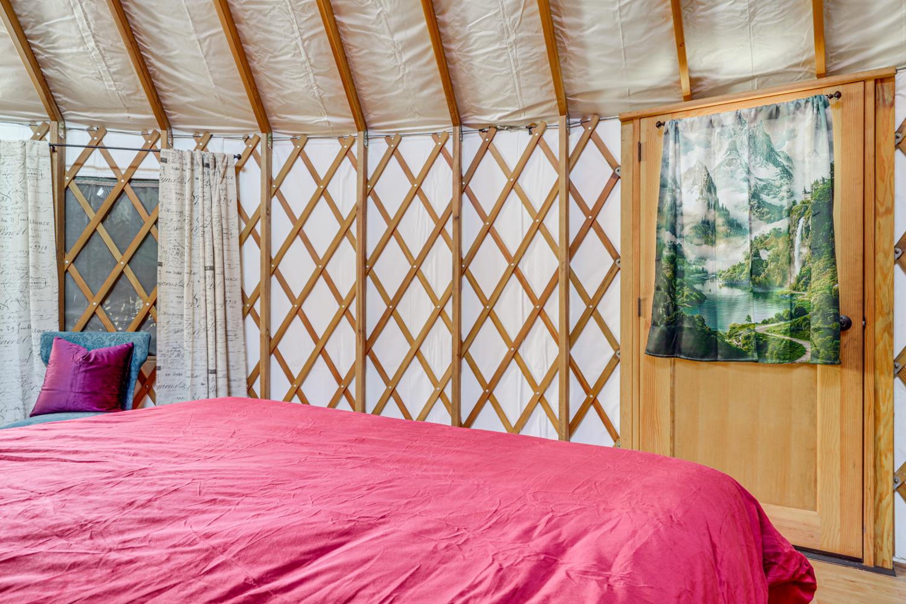 Glamping with Mountain Views! Newport Yurt Retreat!