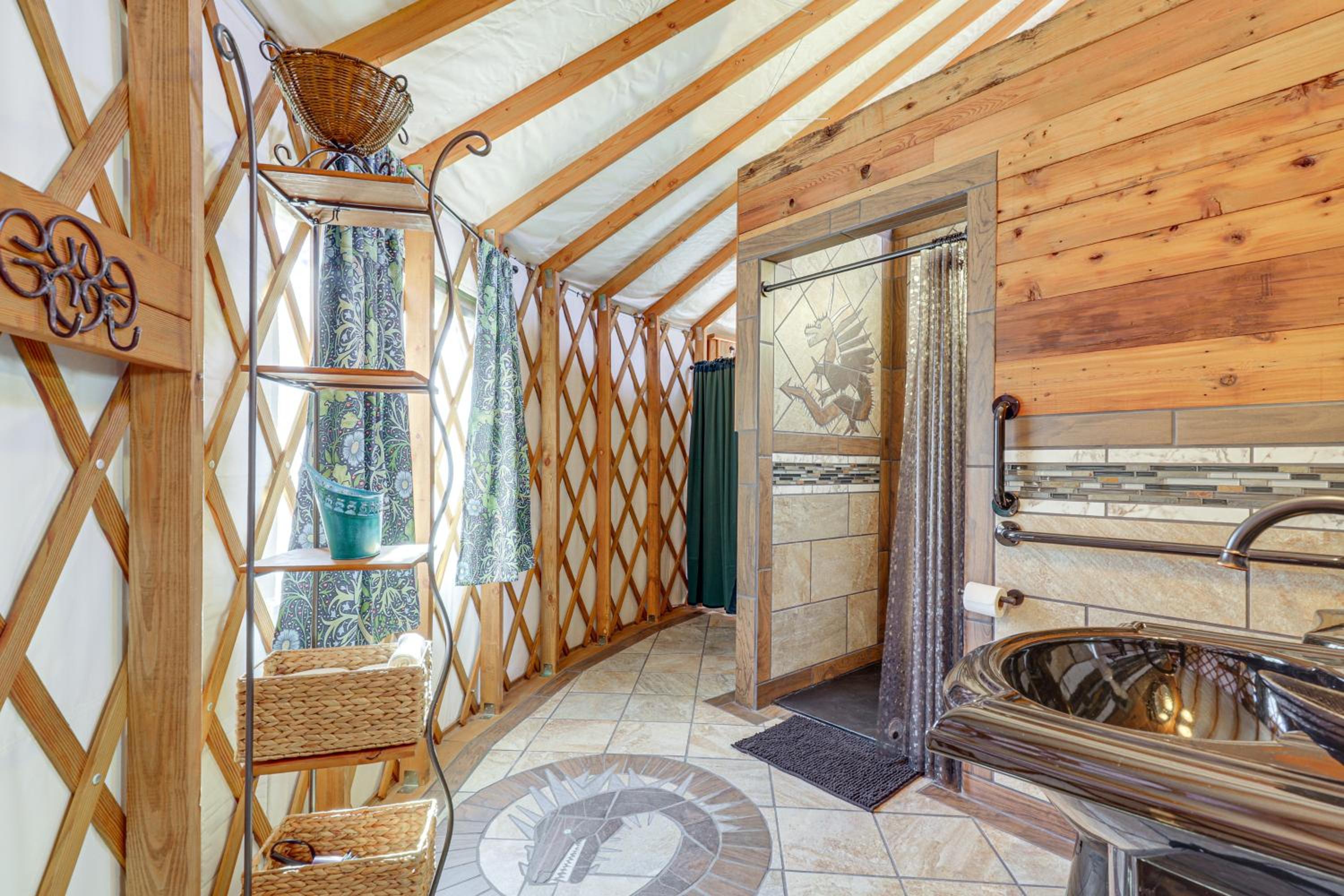 Glamping with Mountain Views! Newport Yurt Retreat!