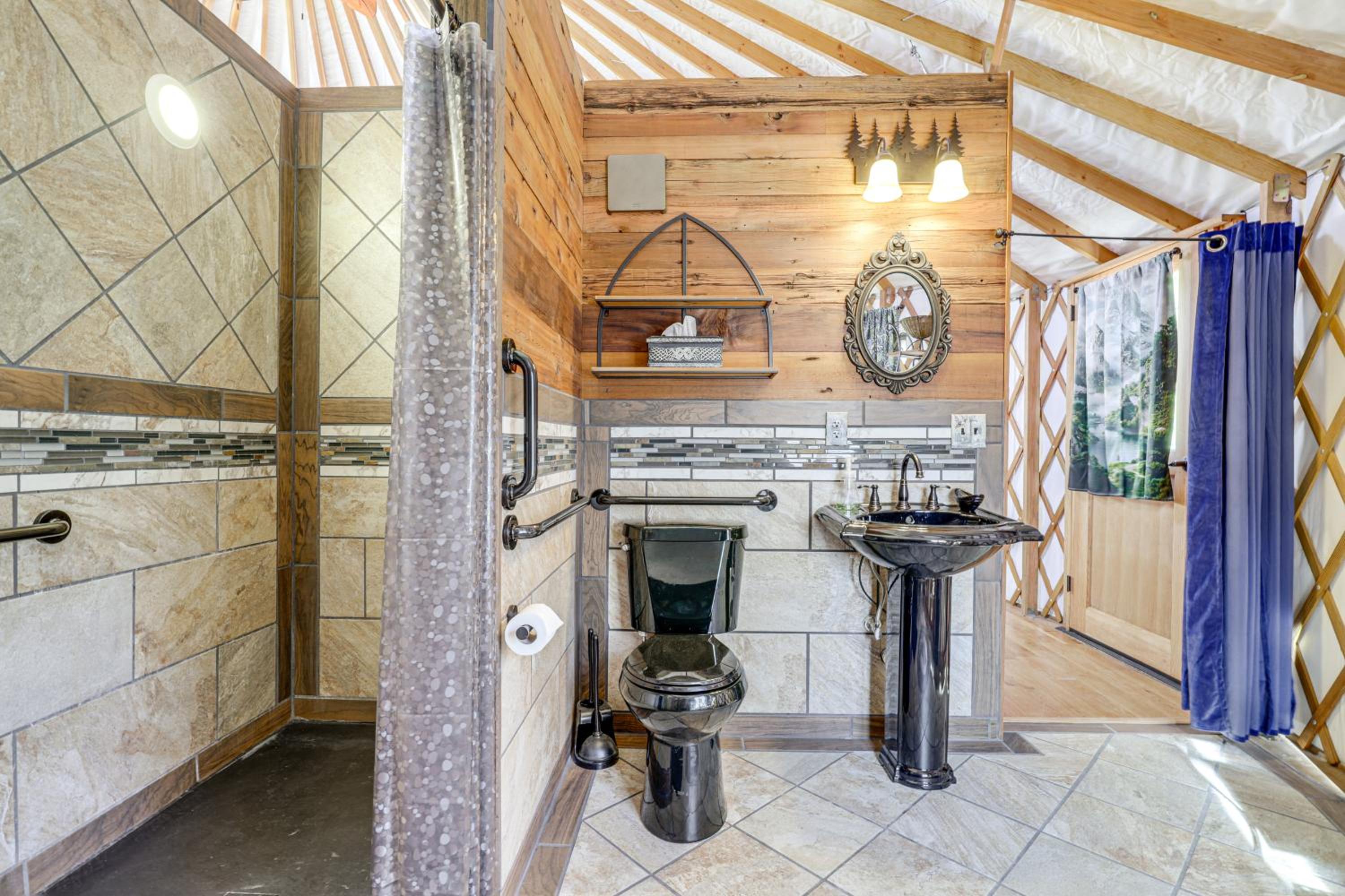 Glamping with Mountain Views! Newport Yurt Retreat!