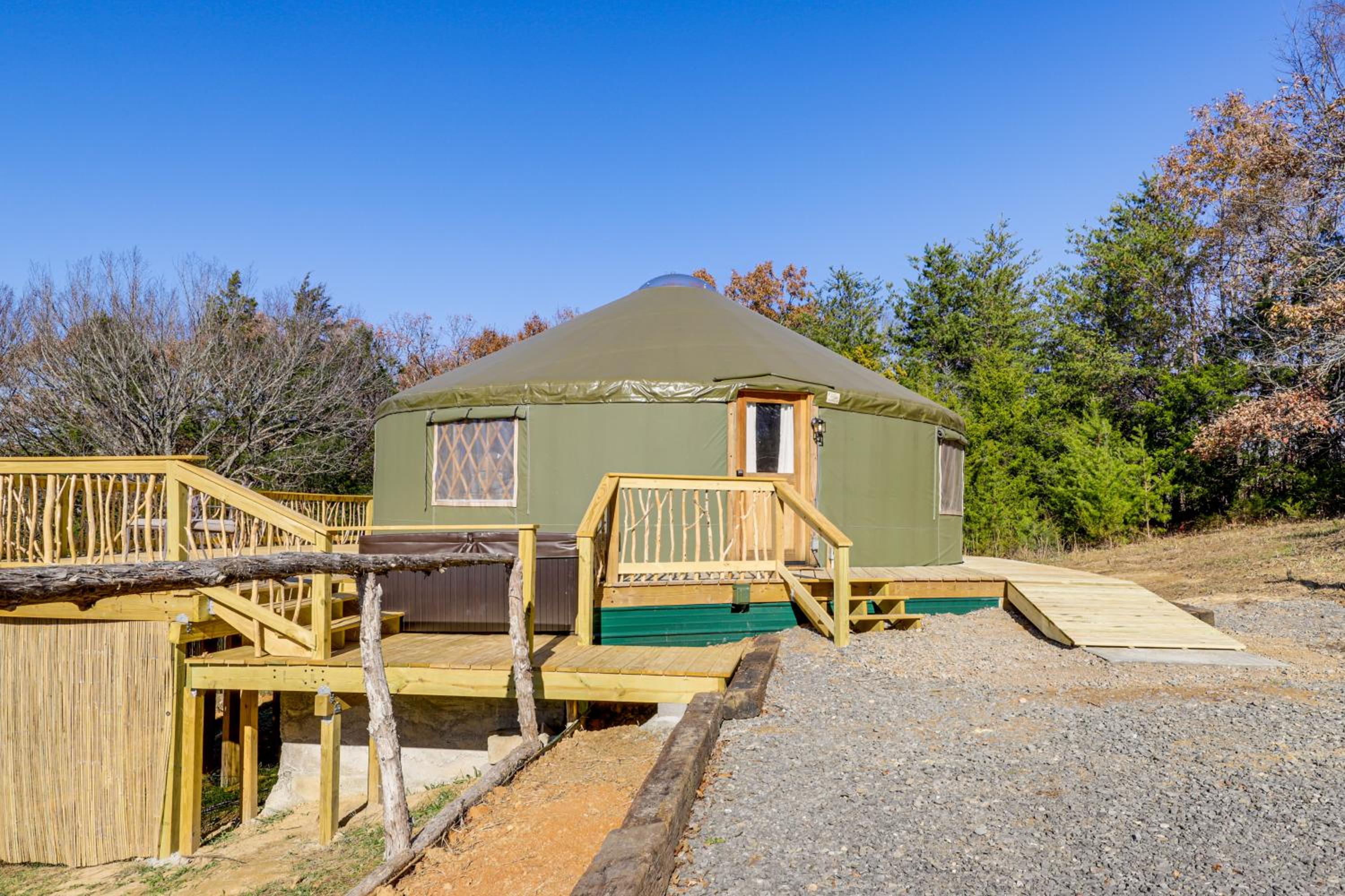 Glamping with Mountain Views! Newport Yurt Retreat!