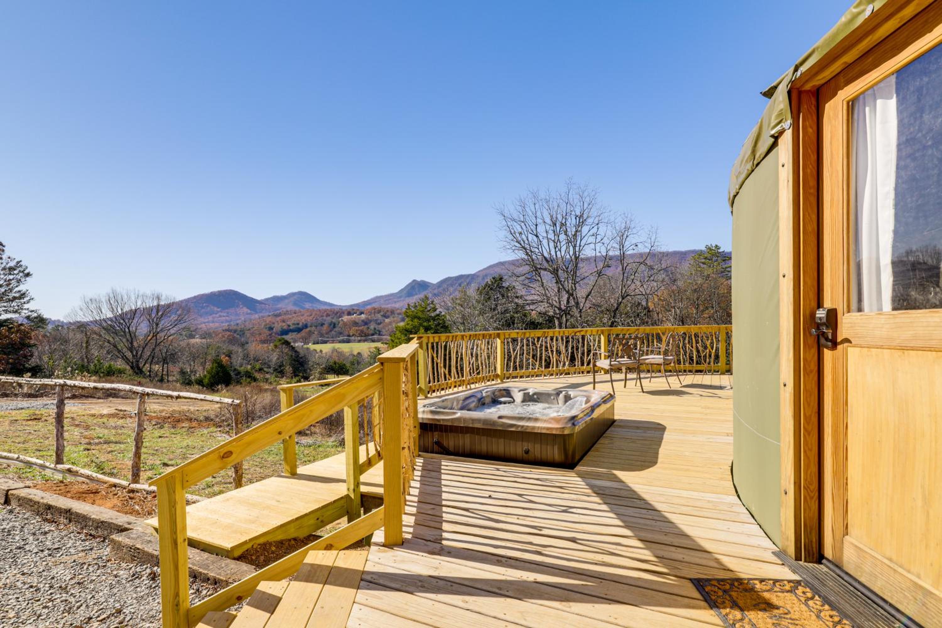 Glamping with Mountain Views! Newport Yurt Retreat!