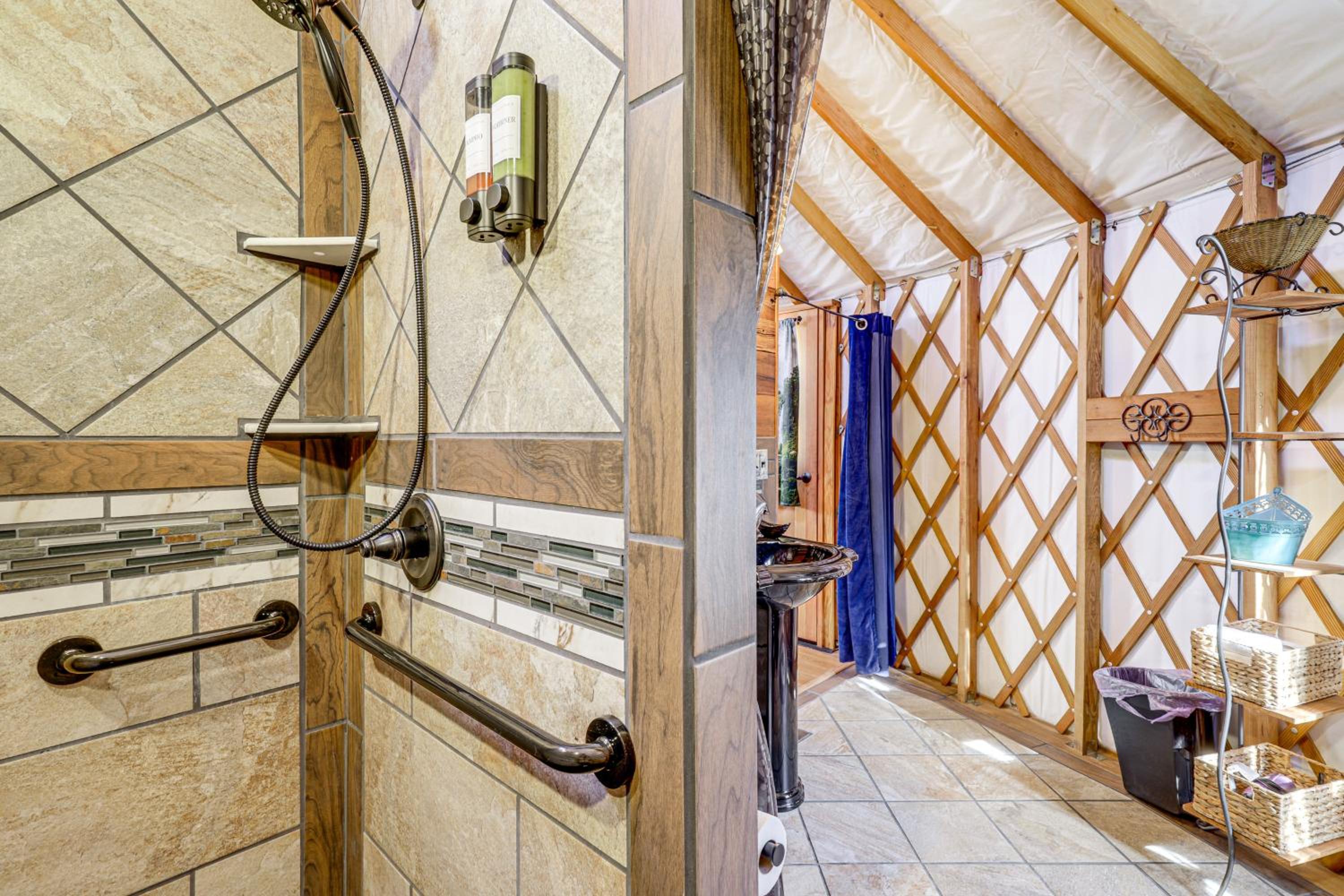 Glamping with Mountain Views! Newport Yurt Retreat!