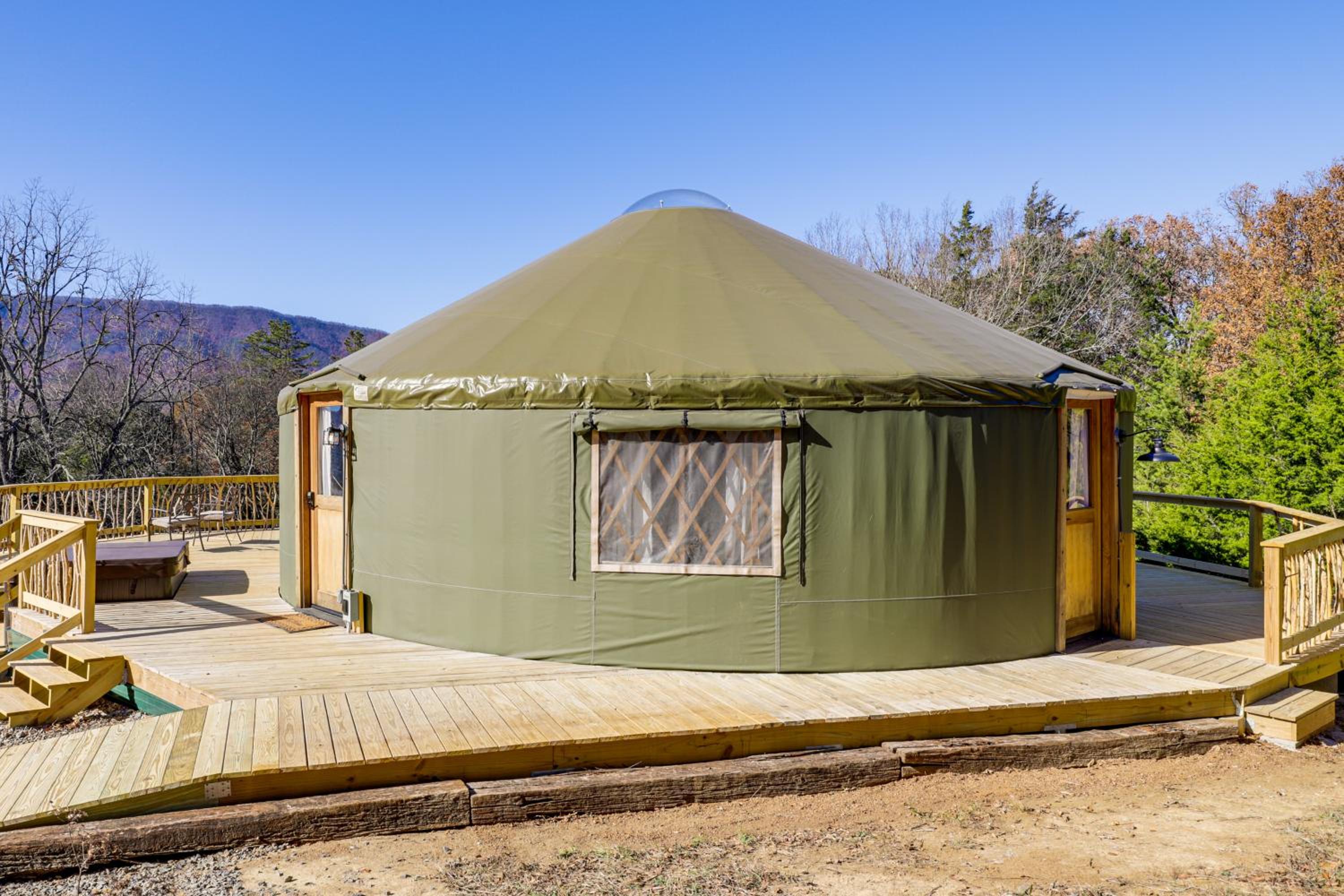 Glamping with Mountain Views! Newport Yurt Retreat!