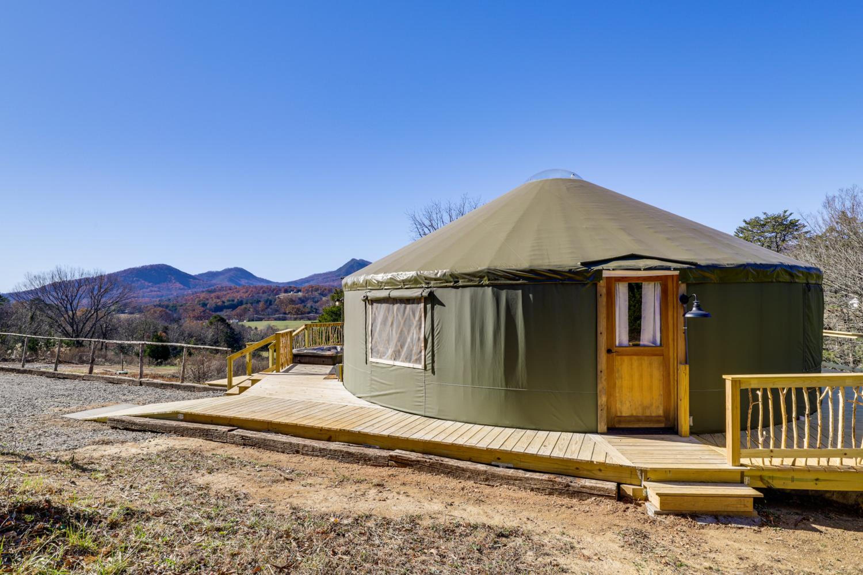 Glamping with Mountain Views! Newport Yurt Retreat!