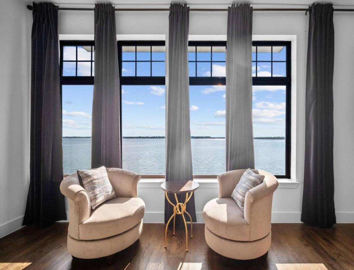 Luxury 3 Bedroom Waterfront Home Near Dallas