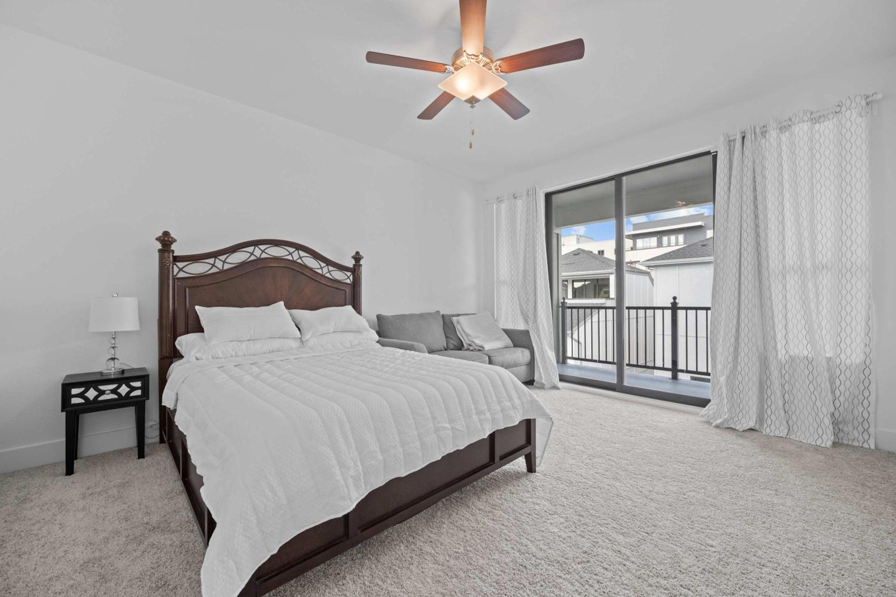 Luxury 3 Bedroom Waterfront Home Near Dallas