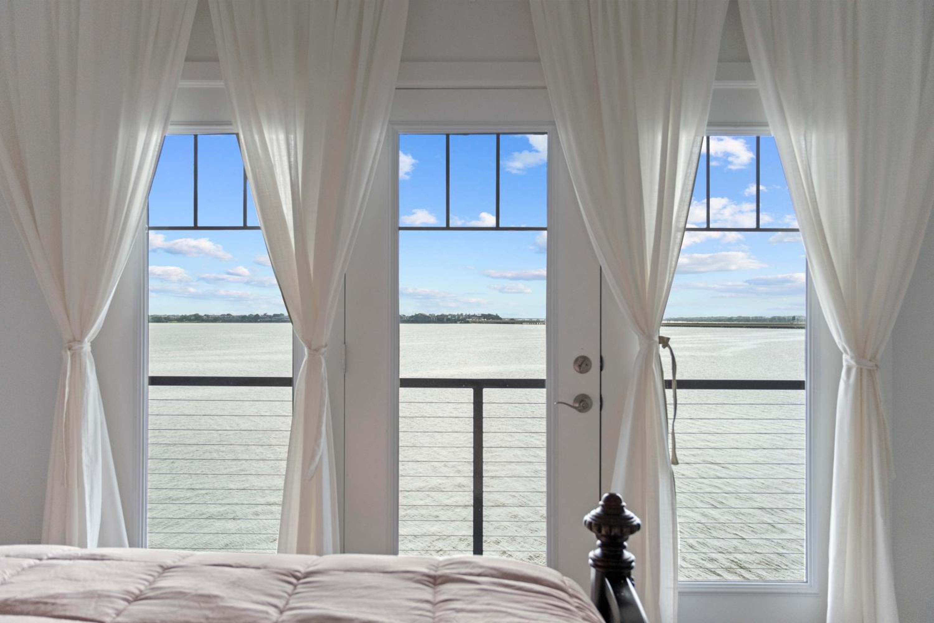 Luxury 3 Bedroom Waterfront Home Near Dallas