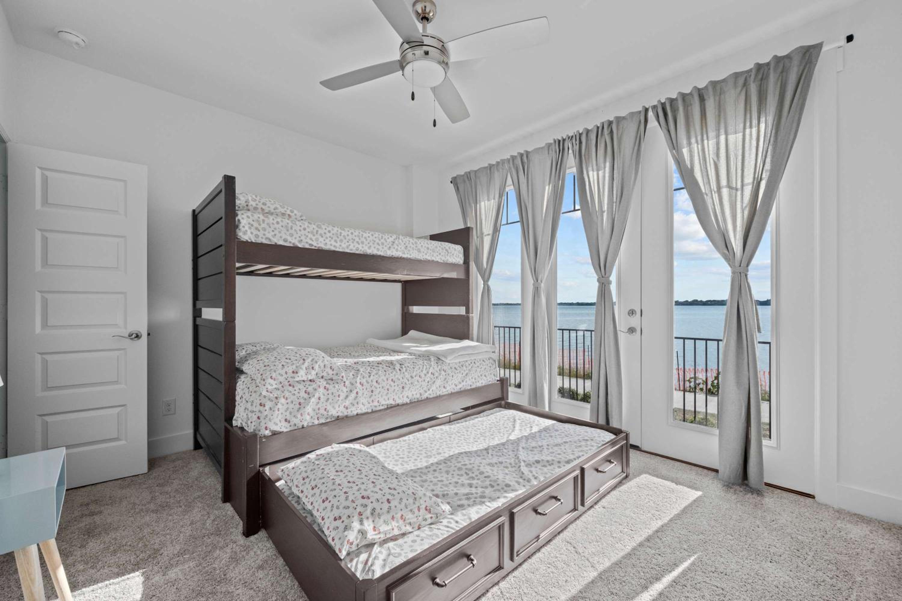 Luxury 3 Bedroom Waterfront Home Near Dallas