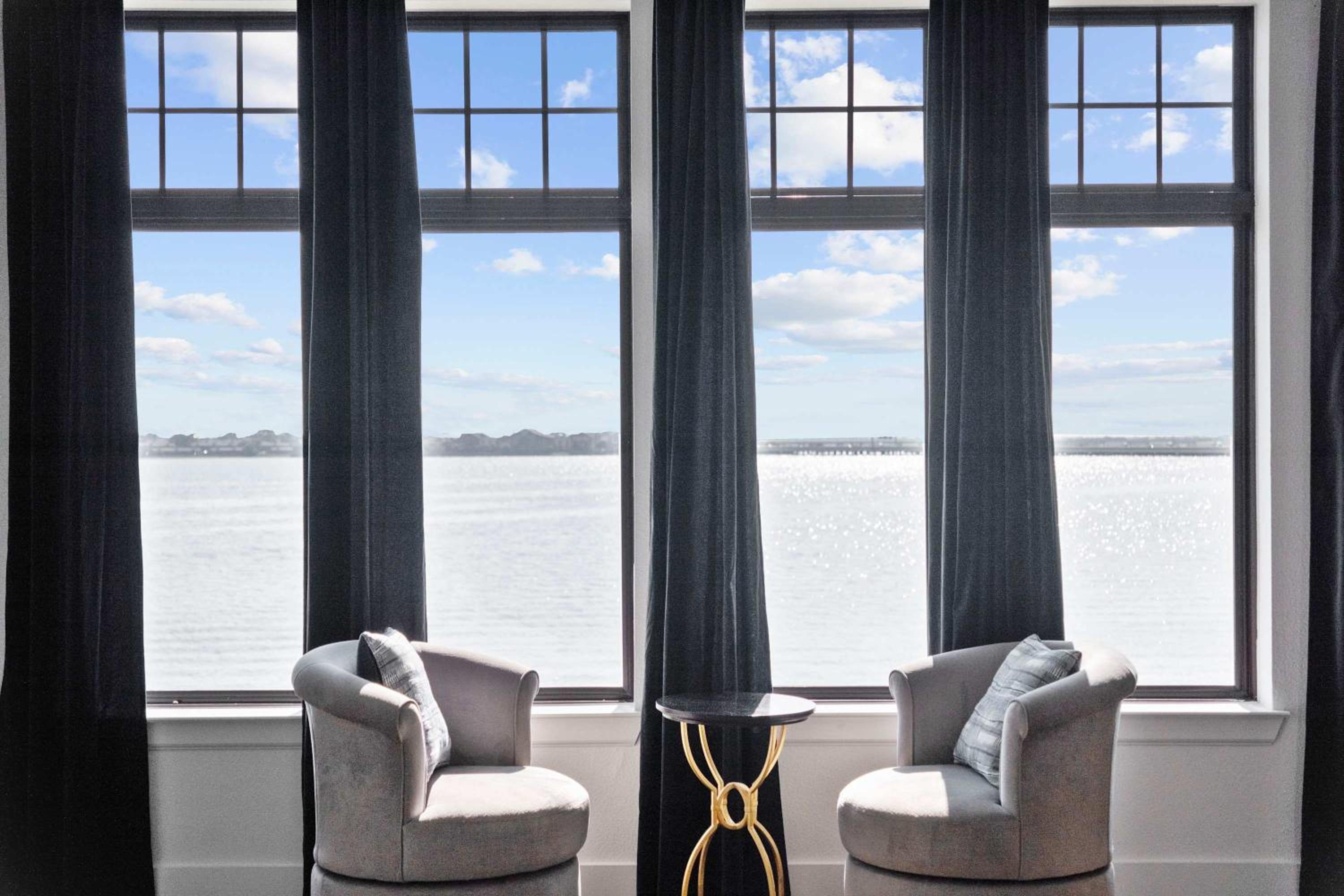 Luxury 3 Bedroom Waterfront Home Near Dallas