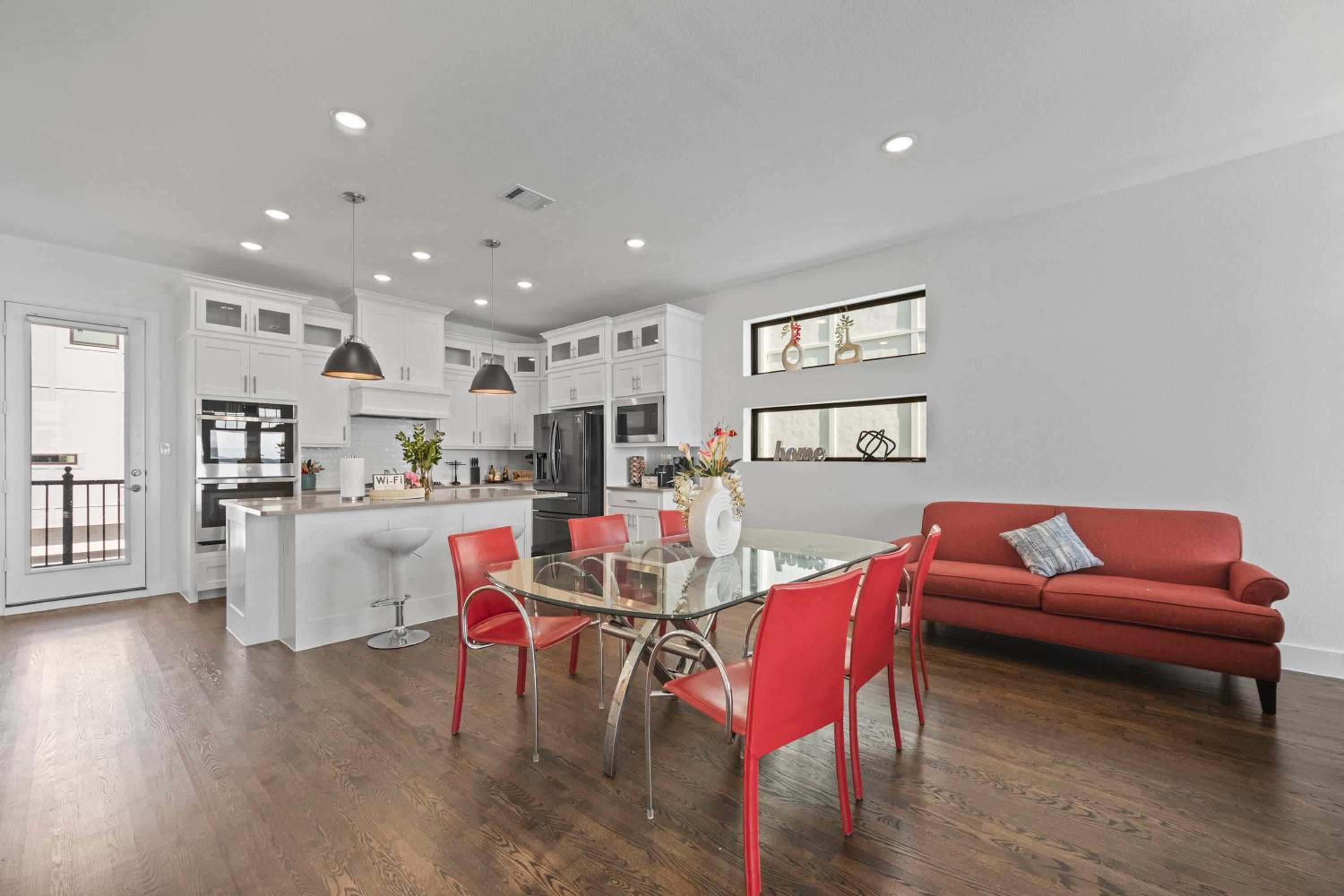 Luxury 3 Bedroom Waterfront Home Near Dallas