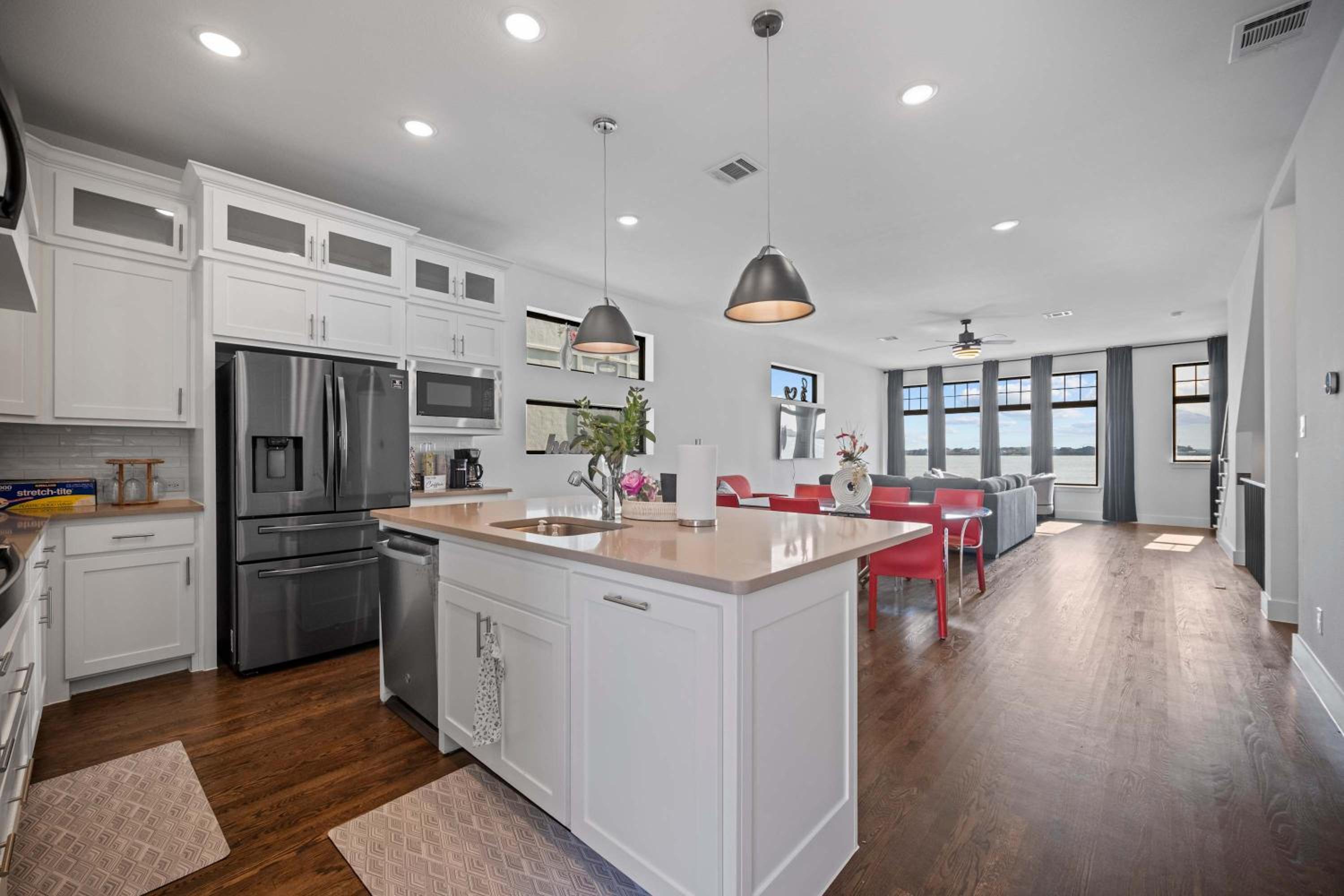 Luxury 3 Bedroom Waterfront Home Near Dallas