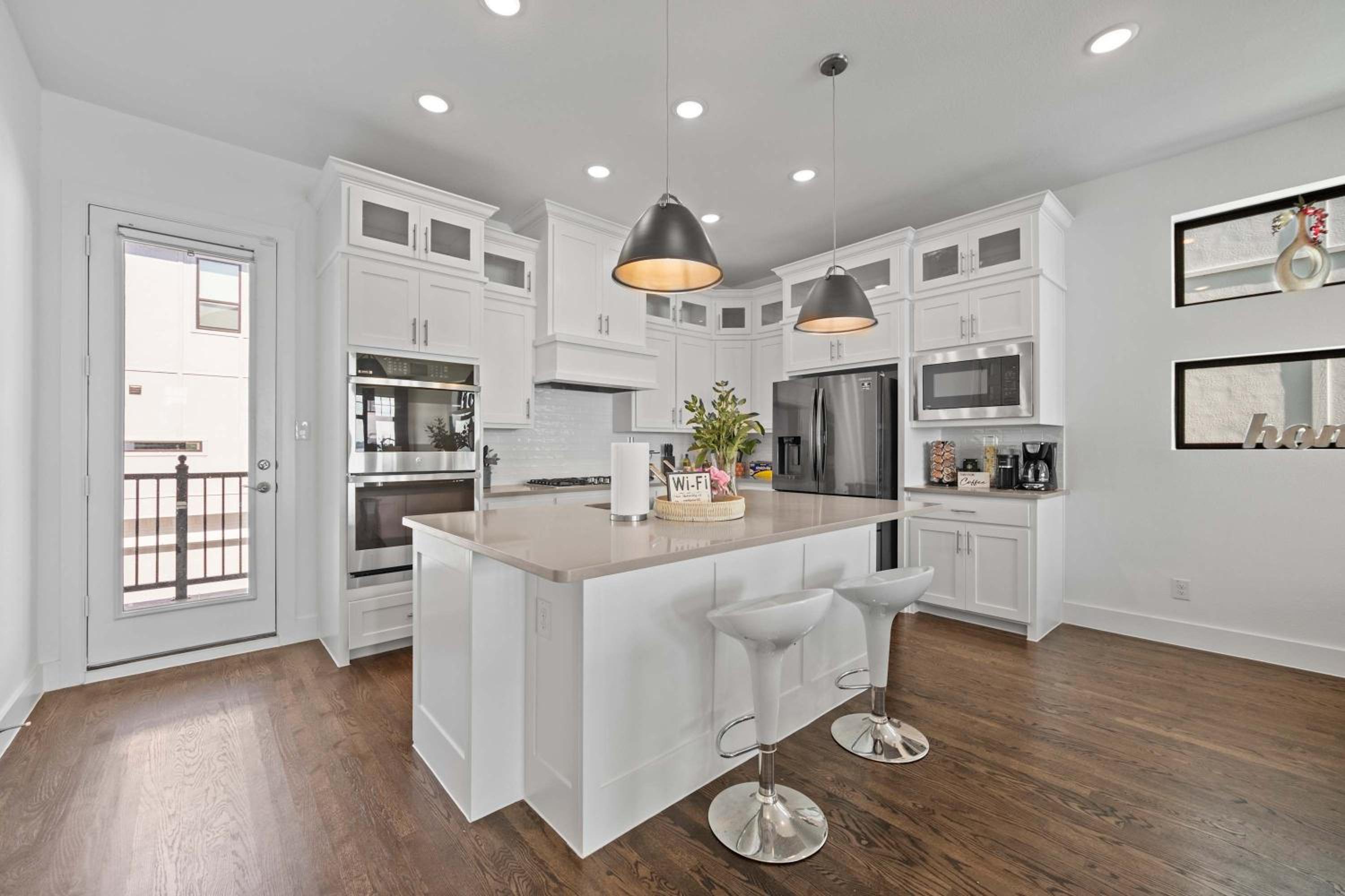 Luxury 3 Bedroom Waterfront Home Near Dallas