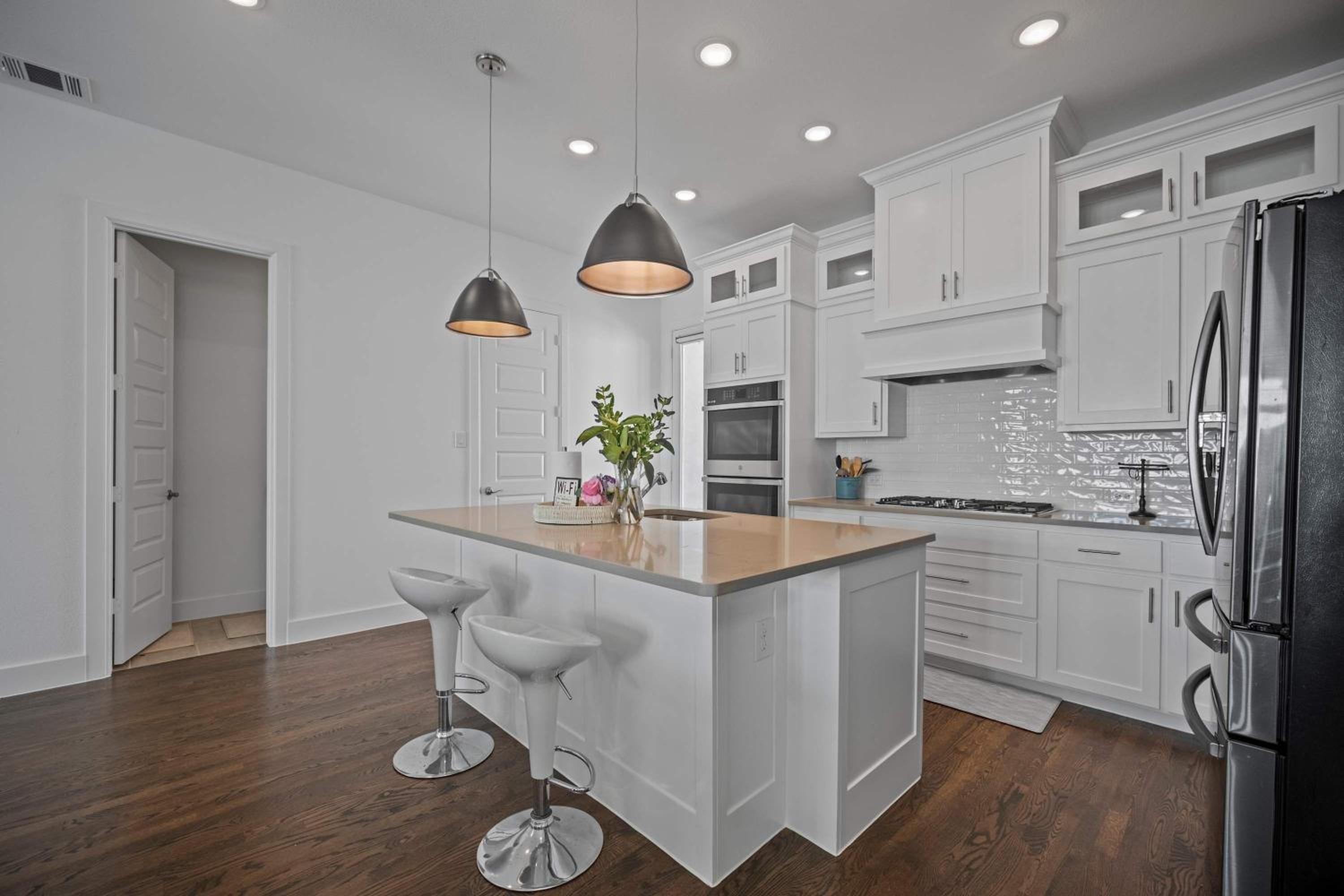 Luxury 3 Bedroom Waterfront Home Near Dallas