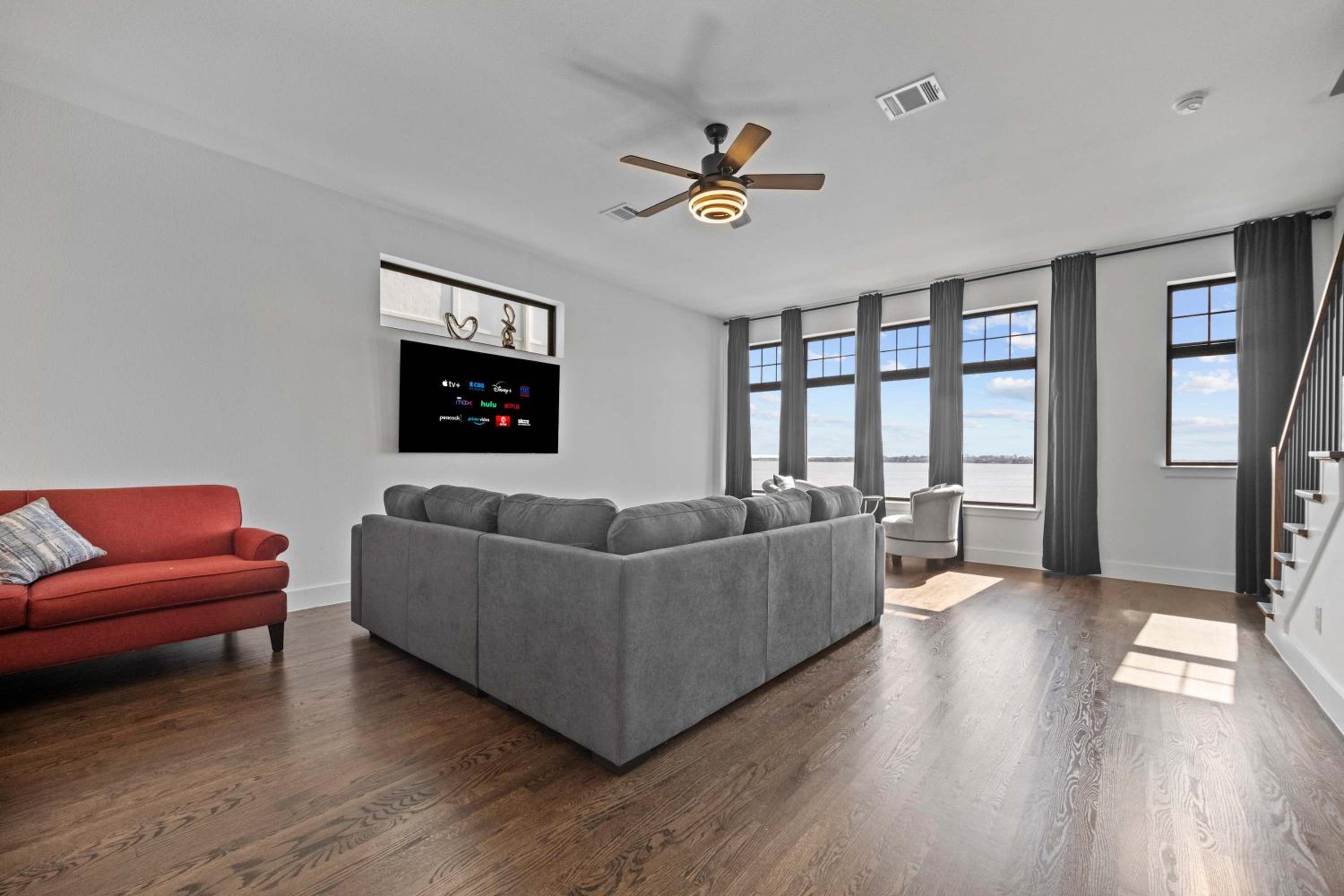 Luxury 3 Bedroom Waterfront Home Near Dallas