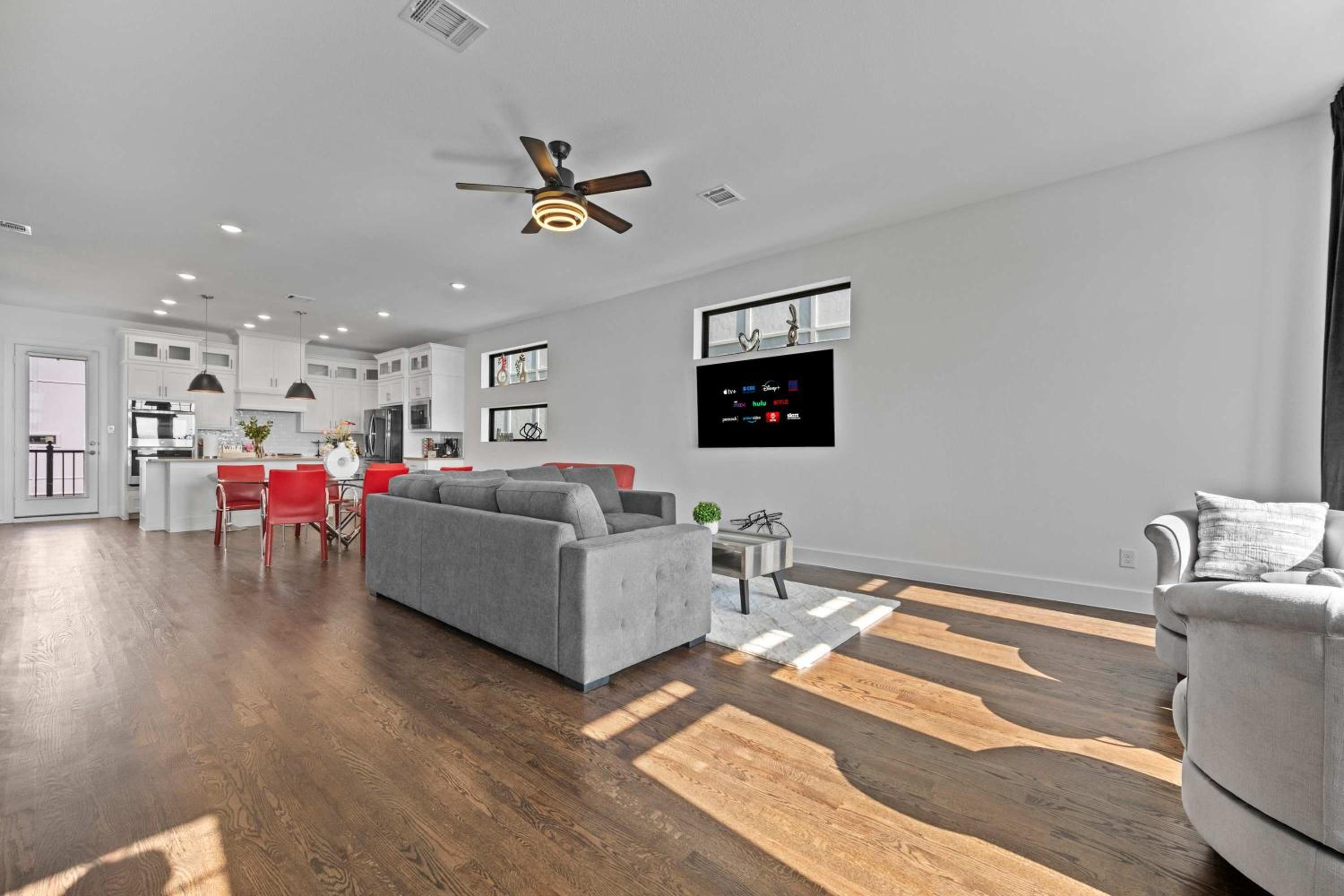 Luxury 3 Bedroom Waterfront Home Near Dallas