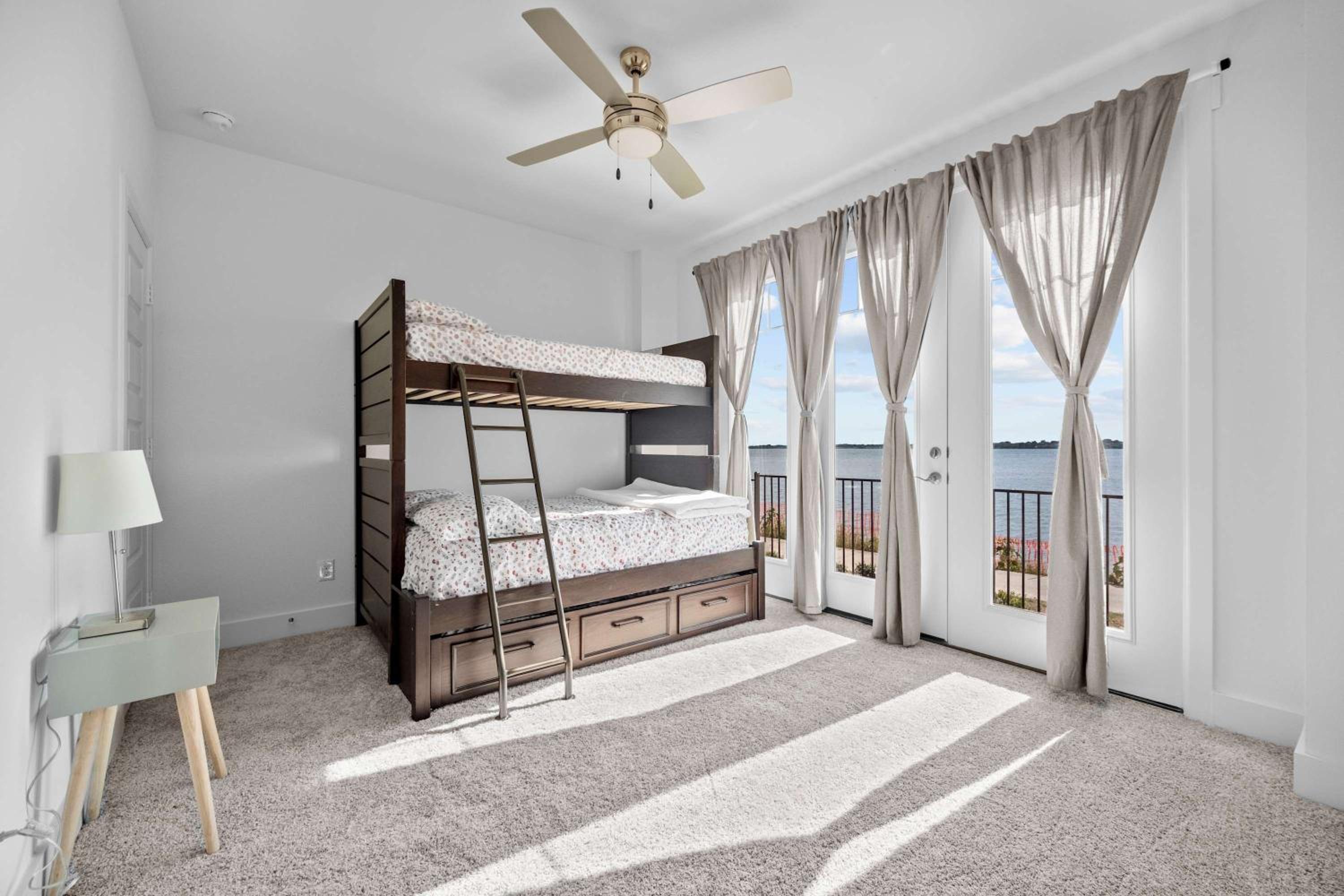 Luxury 3 Bedroom Waterfront Home Near Dallas