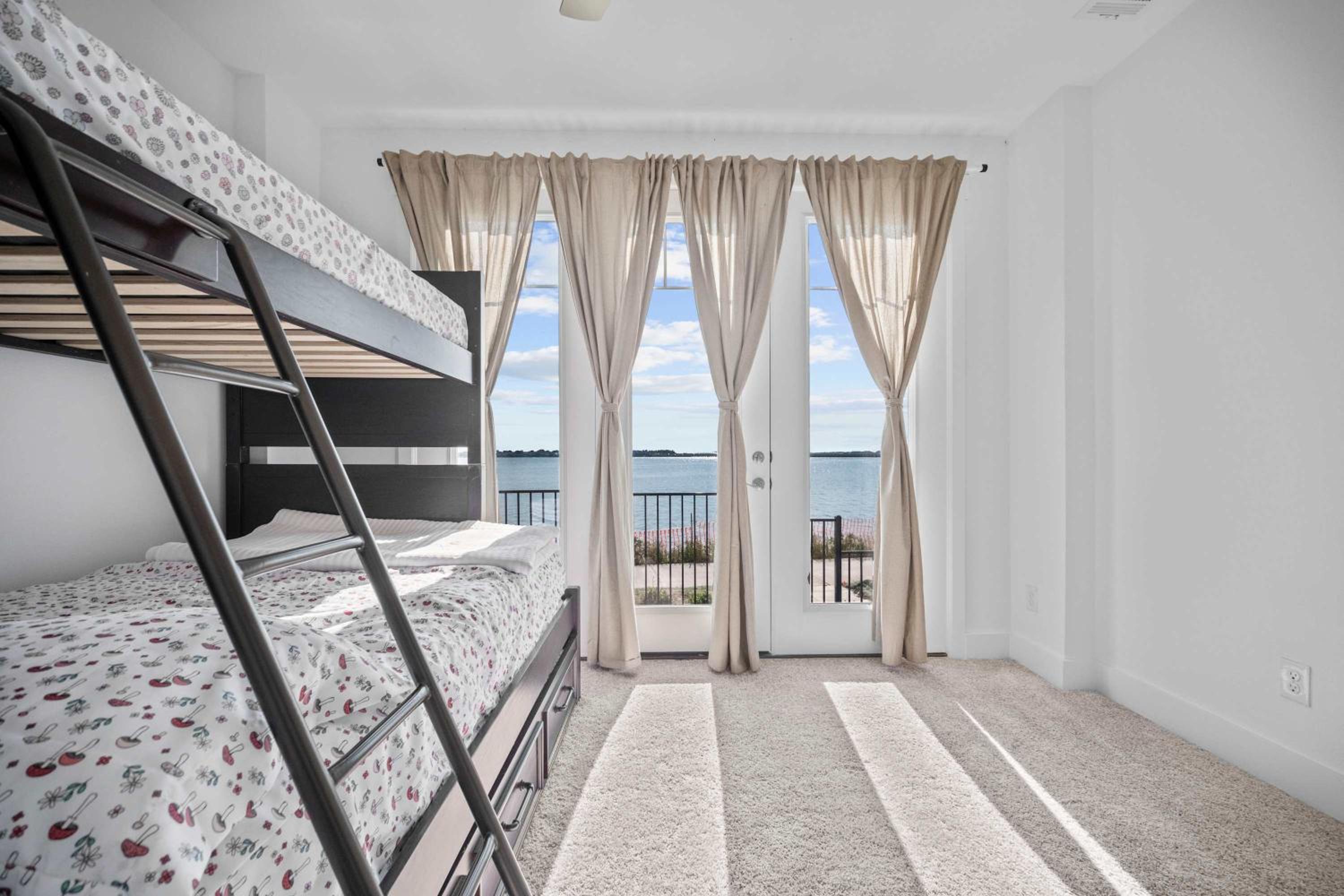 Luxury 3 Bedroom Waterfront Home Near Dallas