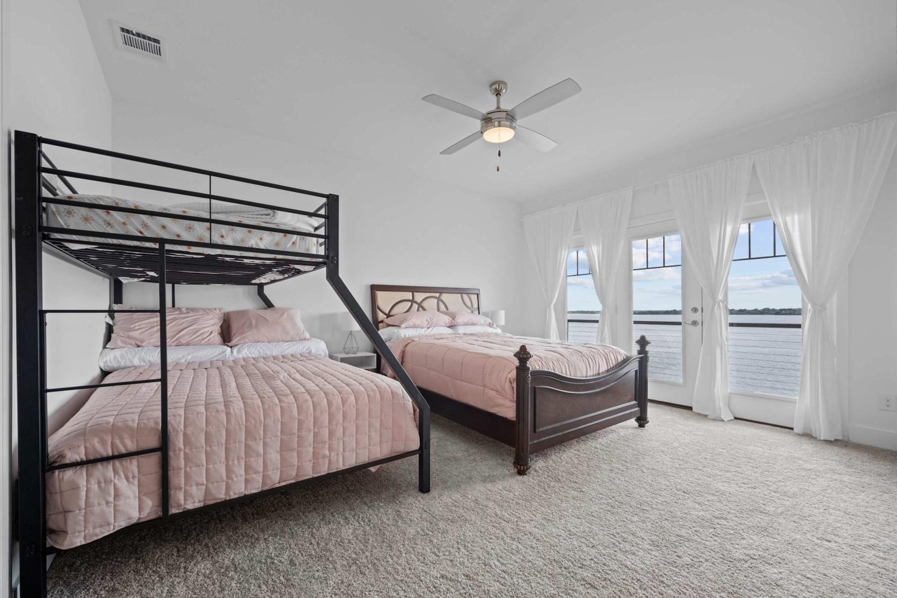 Luxury 3 Bedroom Waterfront Home Near Dallas