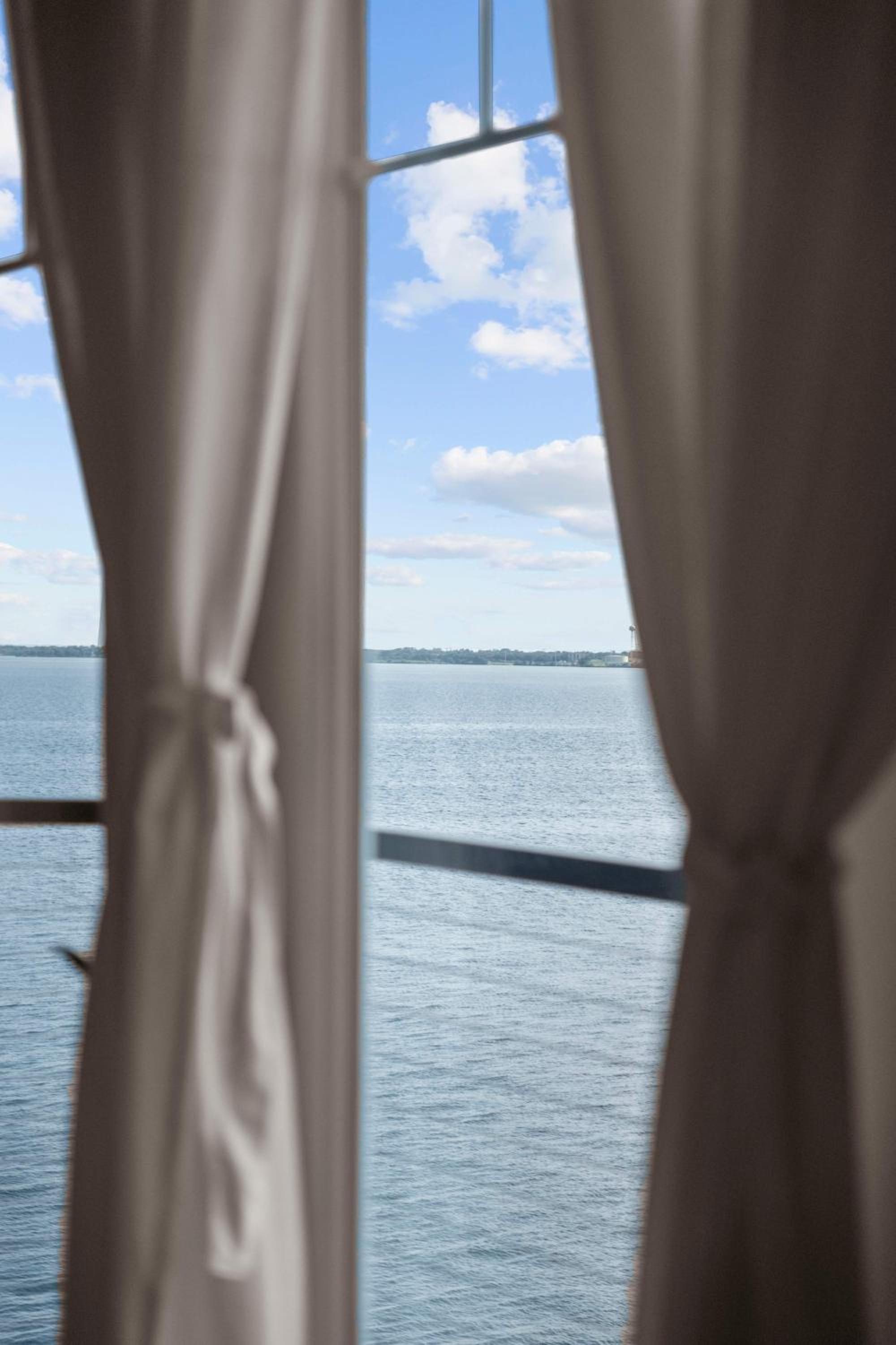 Luxury 3 Bedroom Waterfront Home Near Dallas