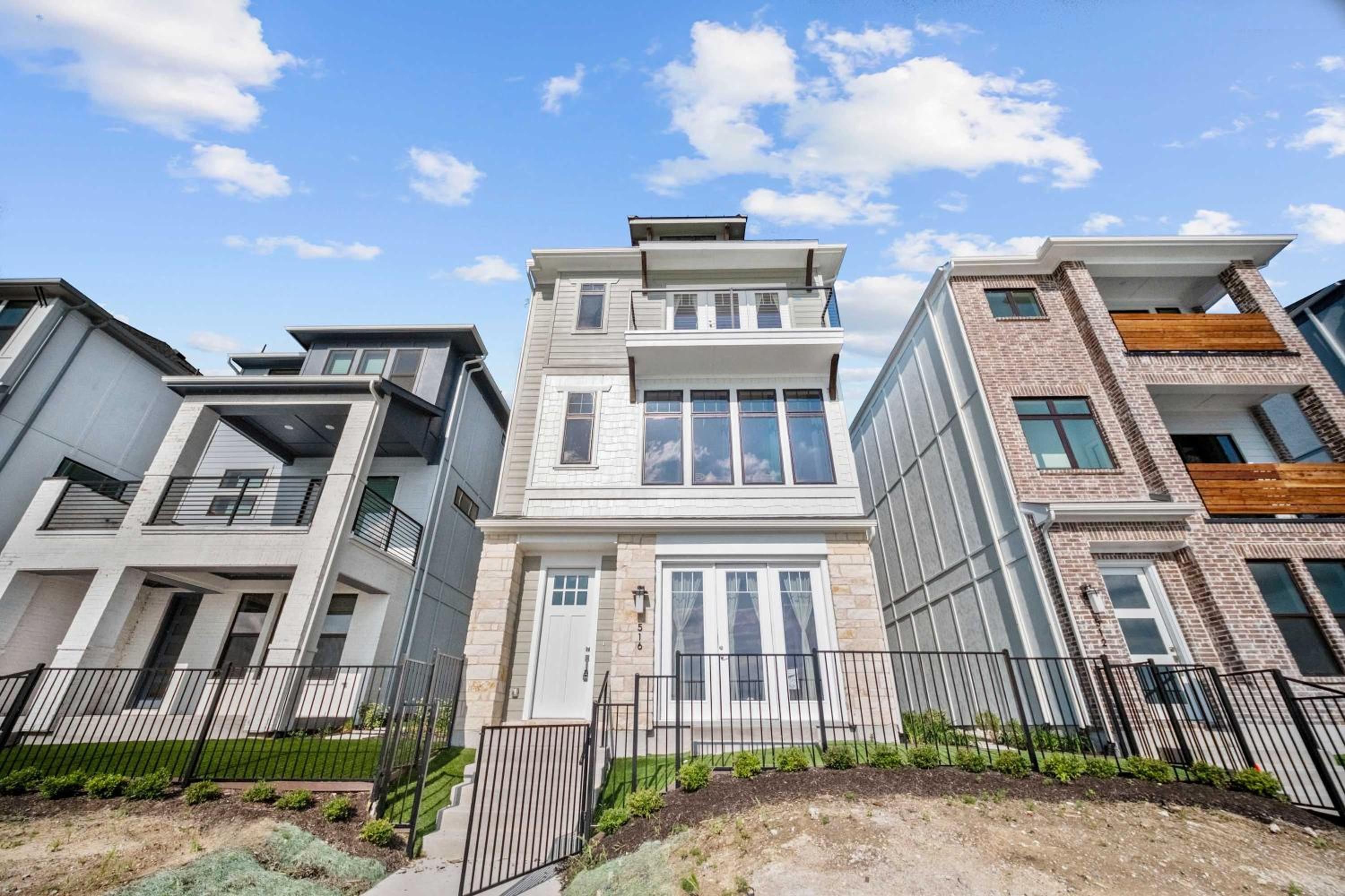Luxury 3 Bedroom Waterfront Home Near Dallas
