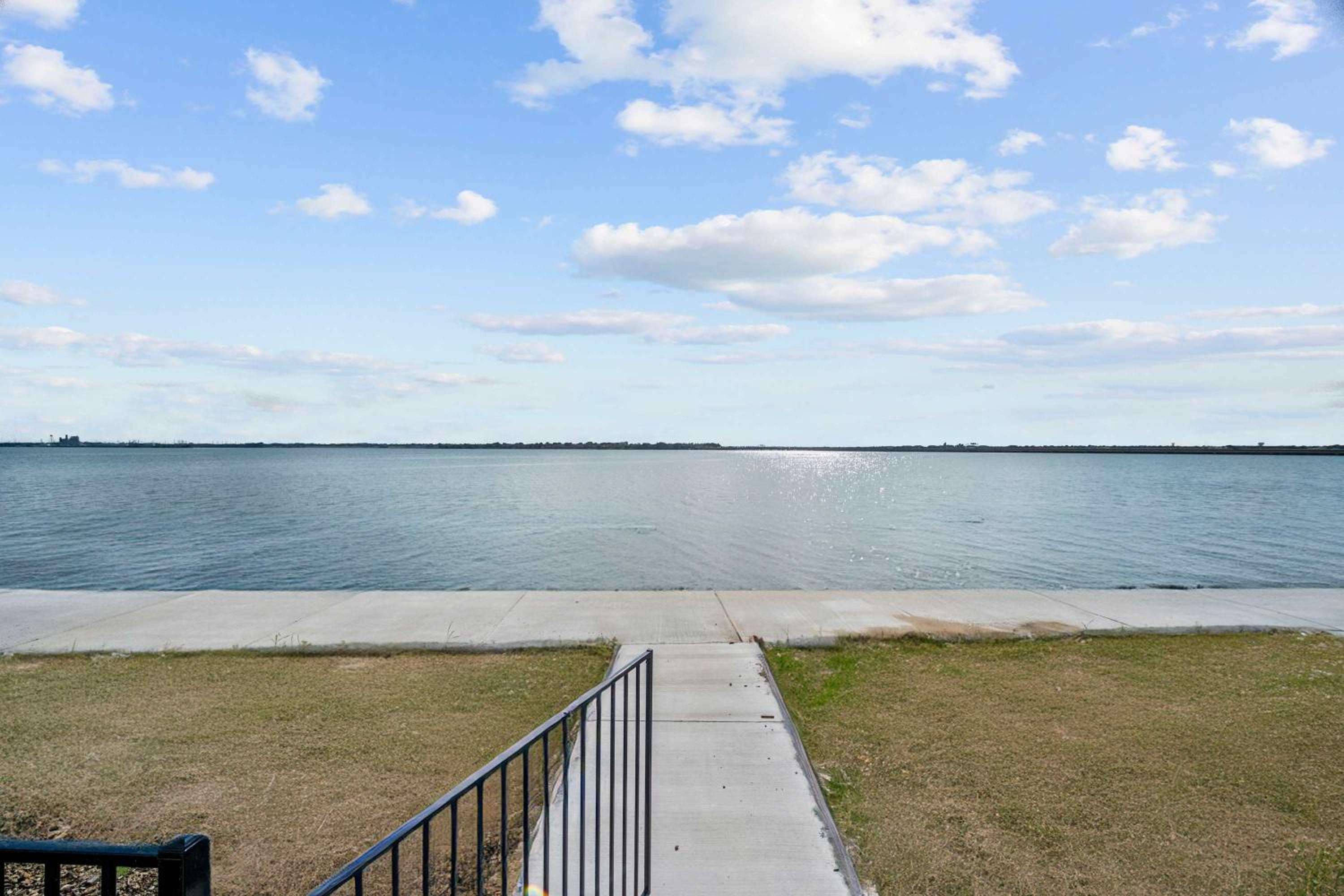 Luxury 3 Bedroom Waterfront Home Near Dallas