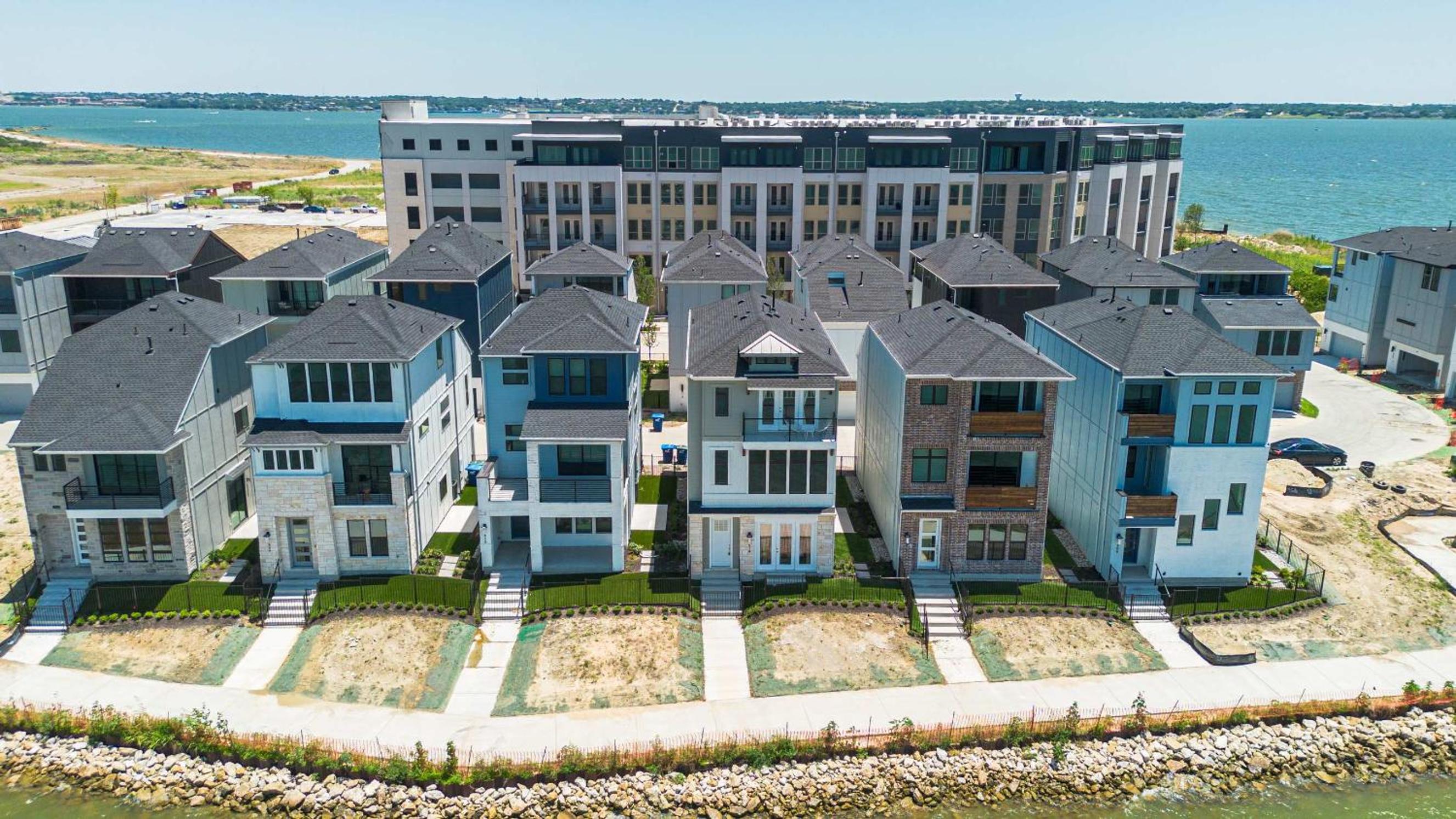 Luxury 3 Bedroom Waterfront Home Near Dallas