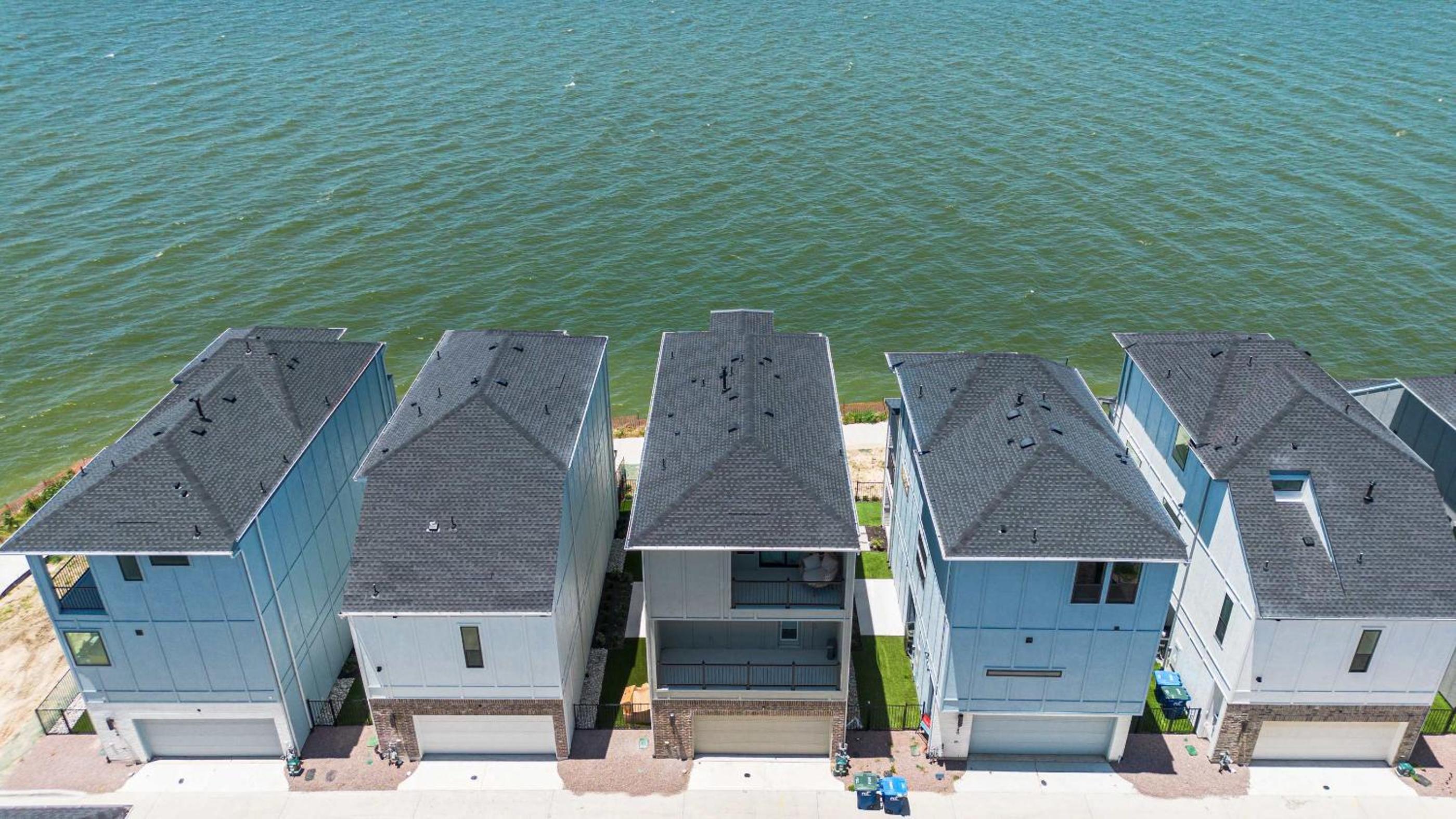 Luxury 3 Bedroom Waterfront Home Near Dallas