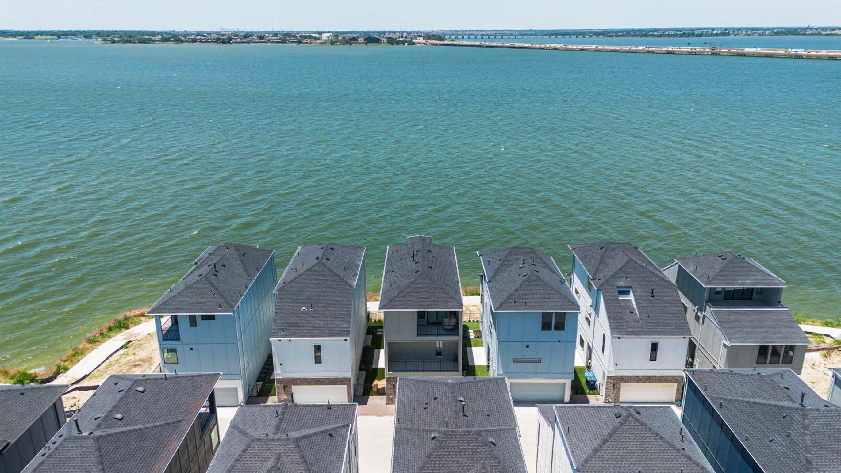 Luxury 3 Bedroom Waterfront Home Near Dallas