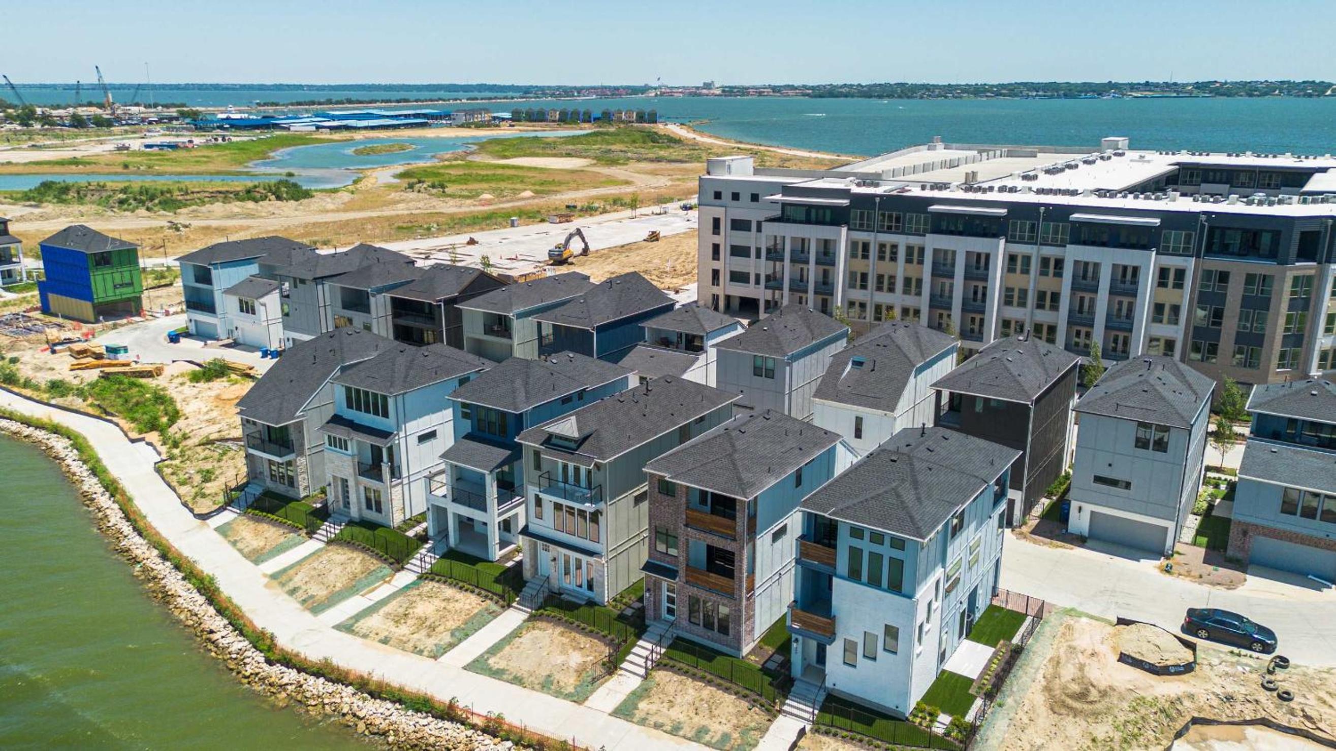Luxury 3 Bedroom Waterfront Home Near Dallas