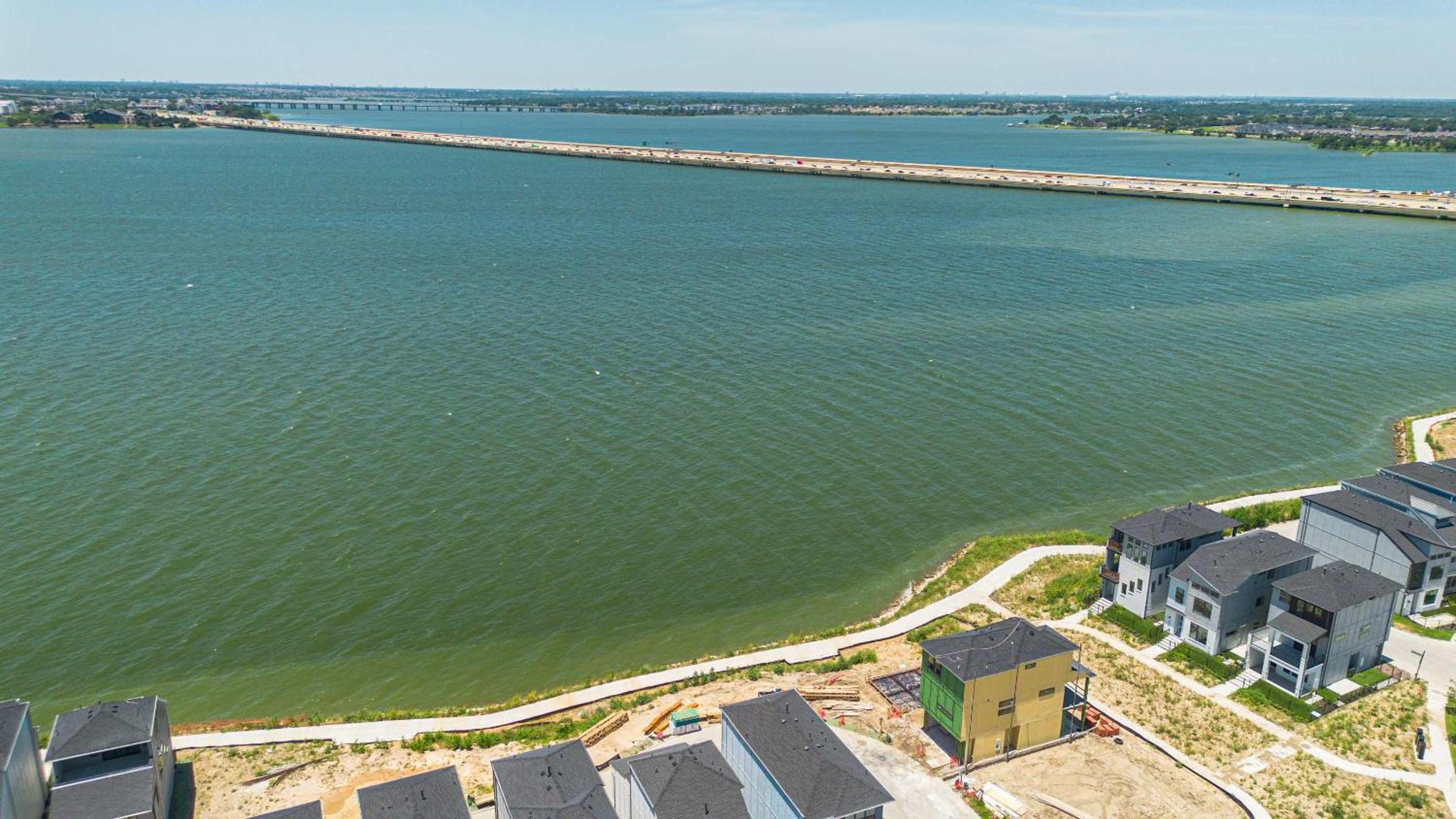 Luxury 3 Bedroom Waterfront Home Near Dallas