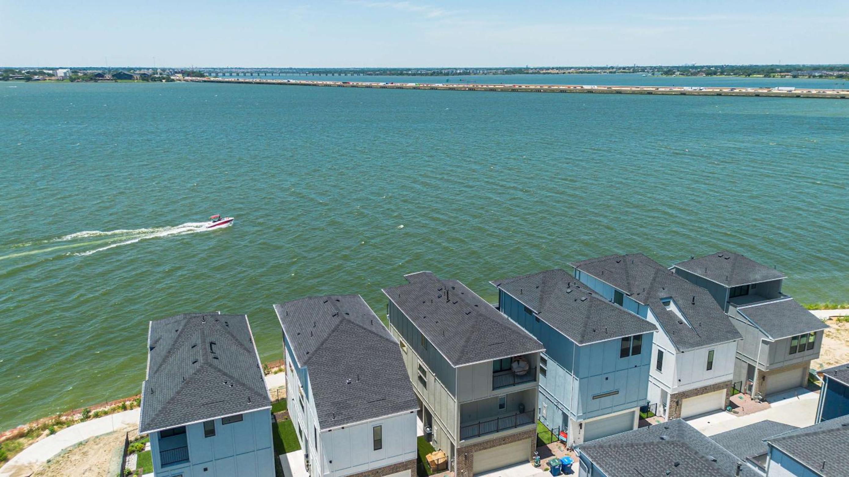 Luxury 3 Bedroom Waterfront Home Near Dallas