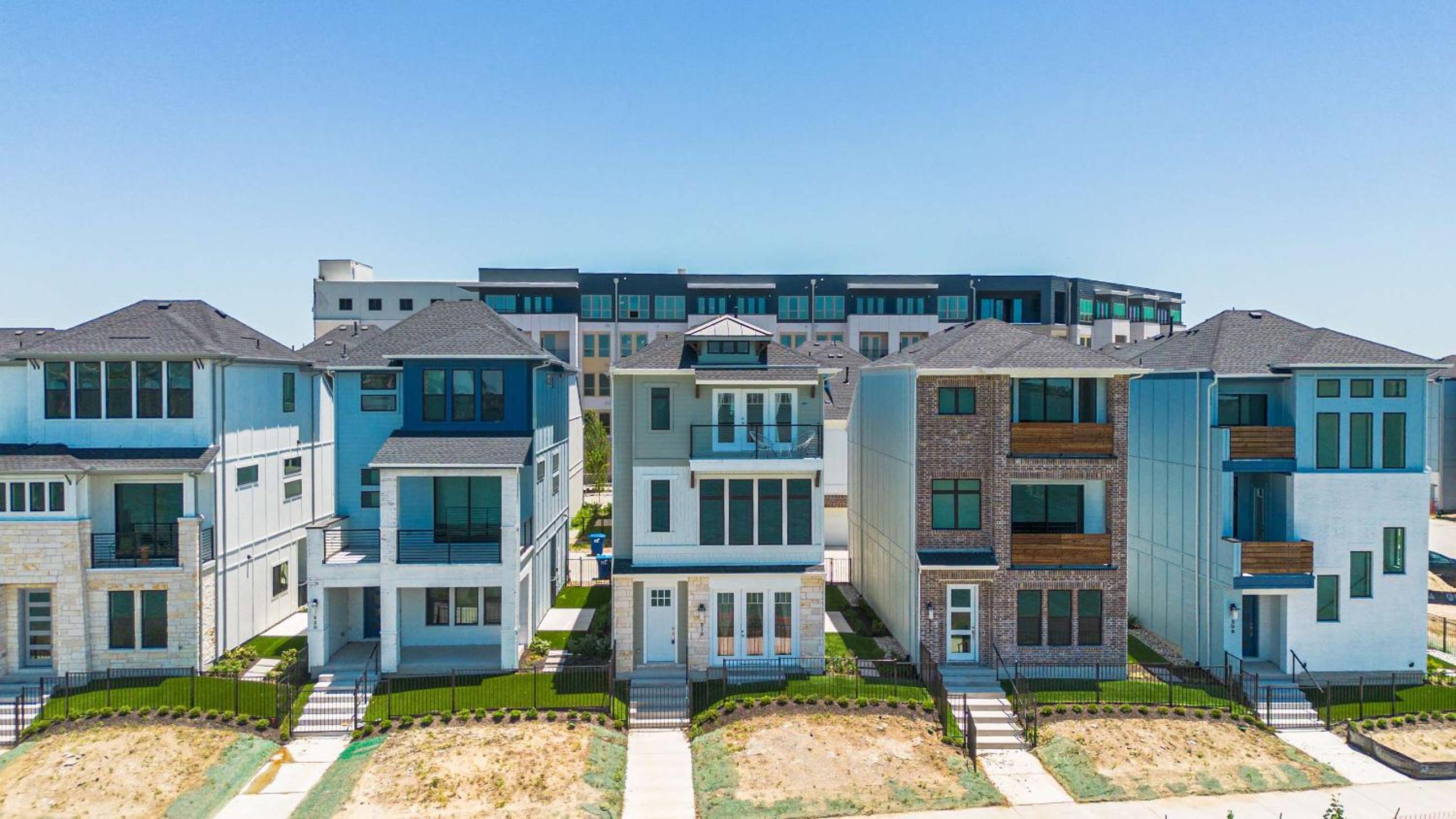 Luxury 3 Bedroom Waterfront Home Near Dallas