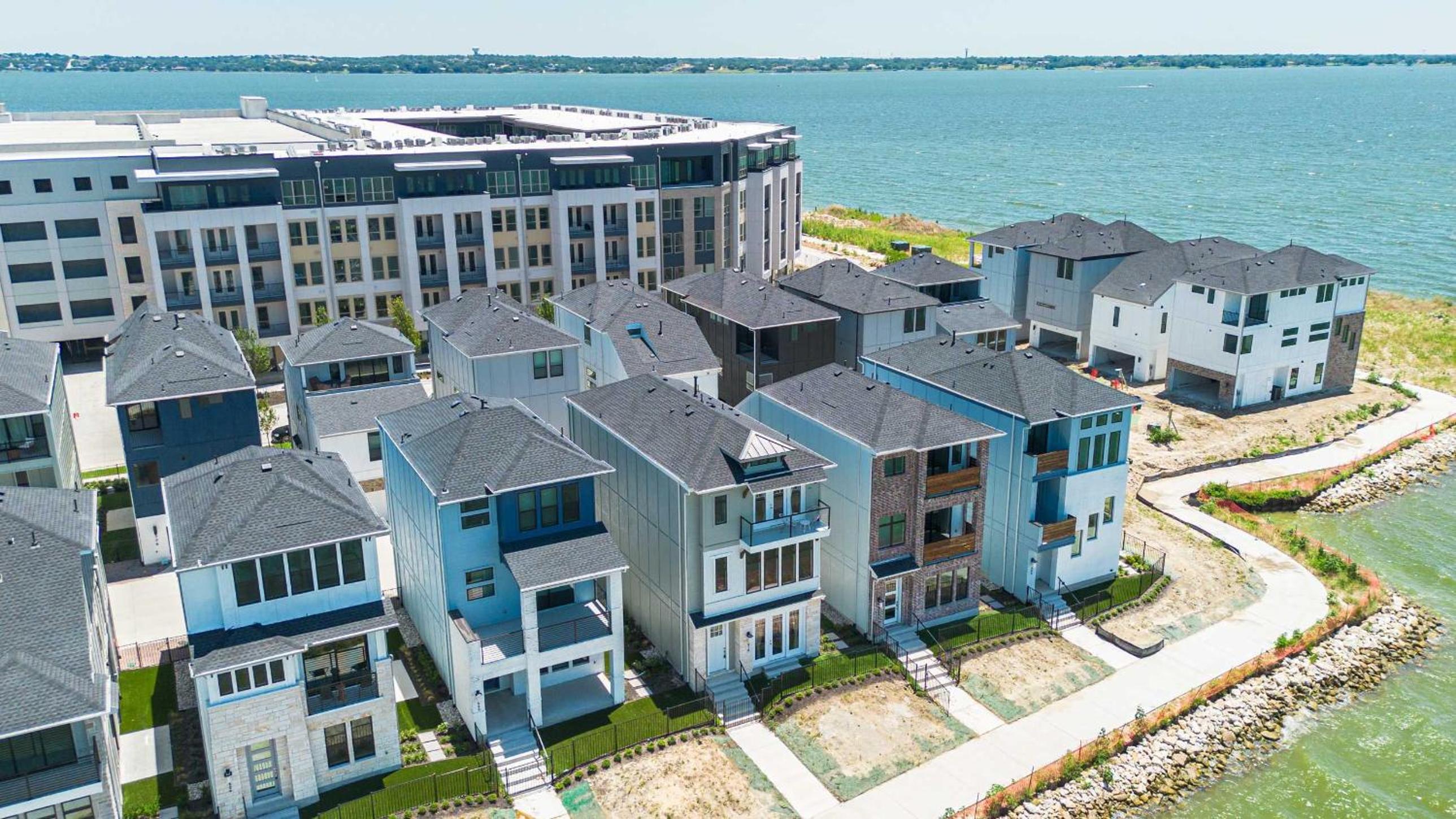 Luxury 3 Bedroom Waterfront Home Near Dallas
