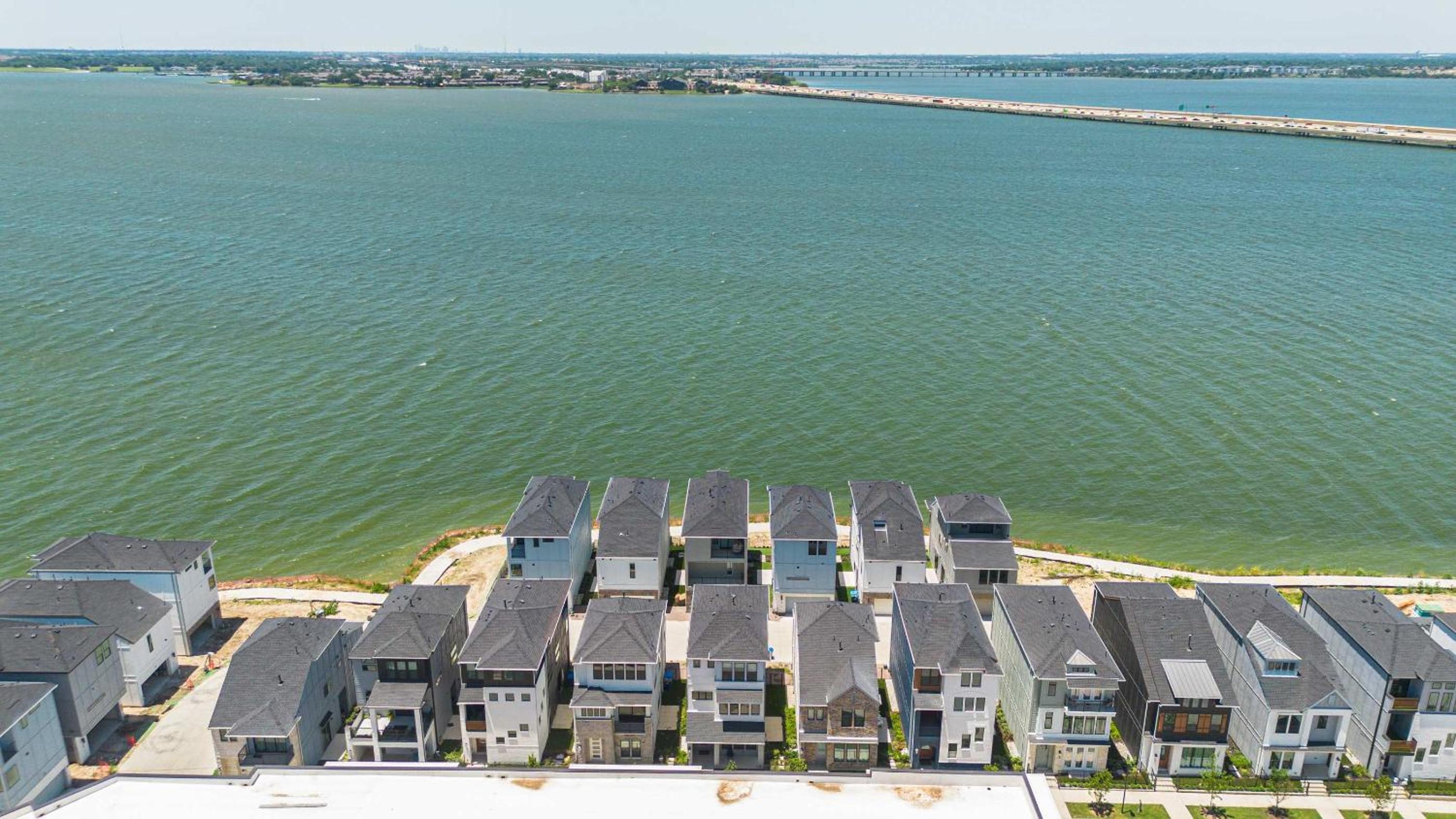 Luxury 3 Bedroom Waterfront Home Near Dallas