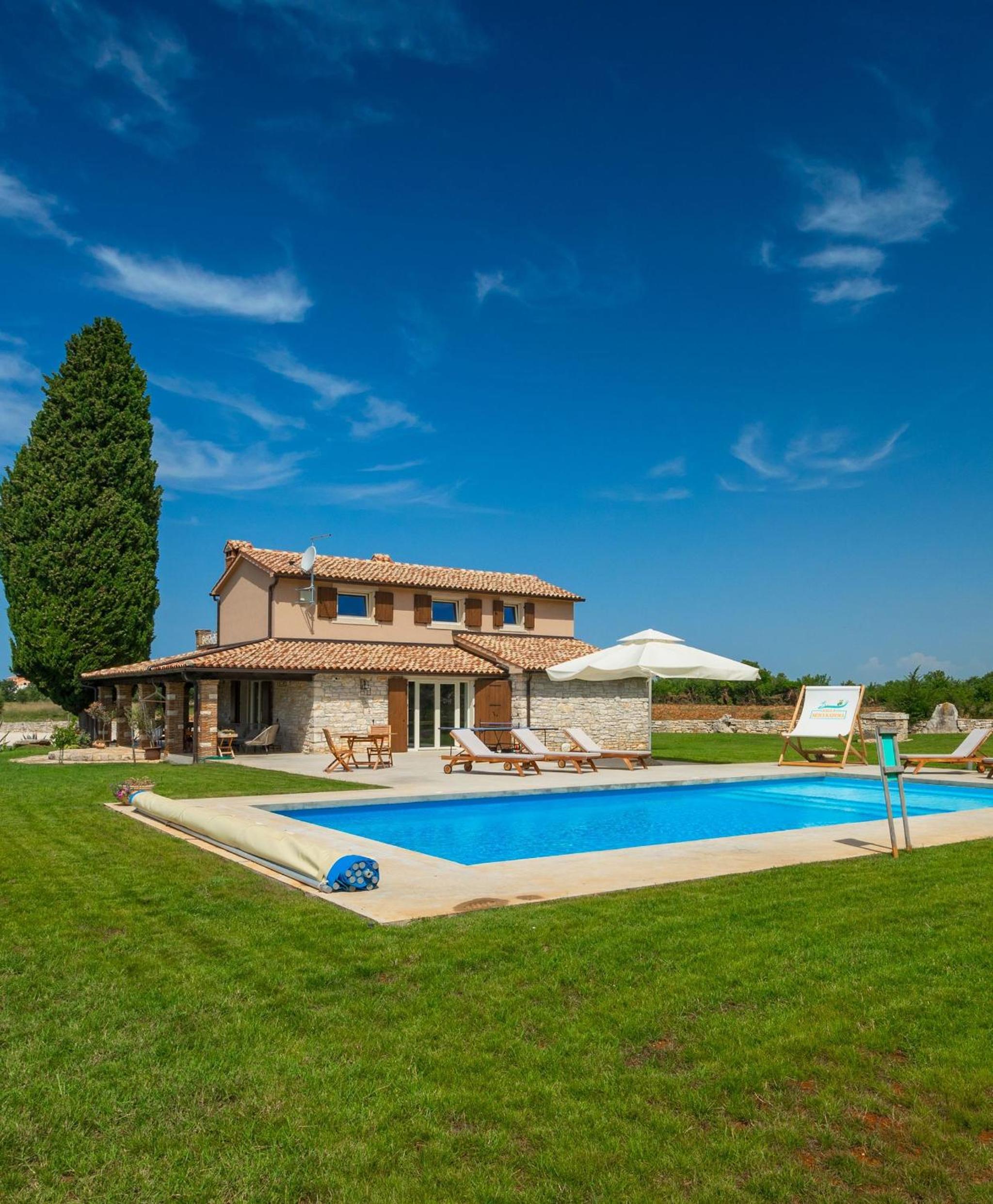 Spacious country villa with private pool
