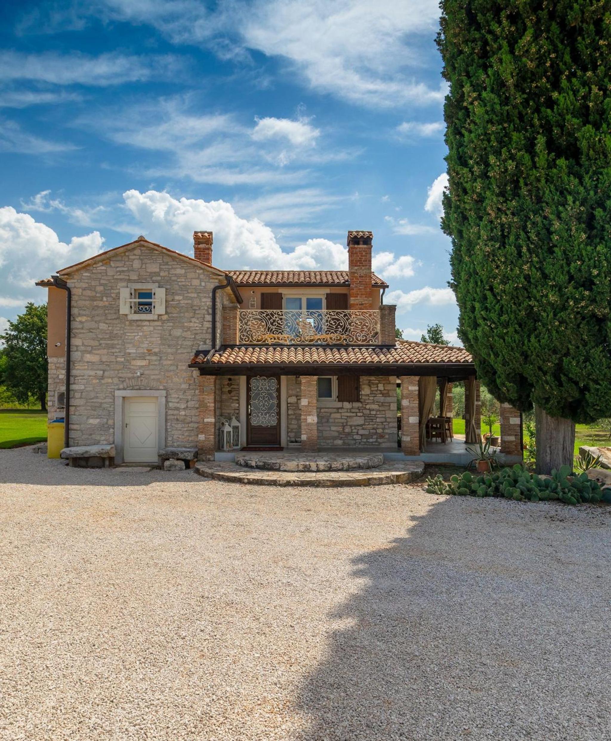 Spacious country villa with private pool