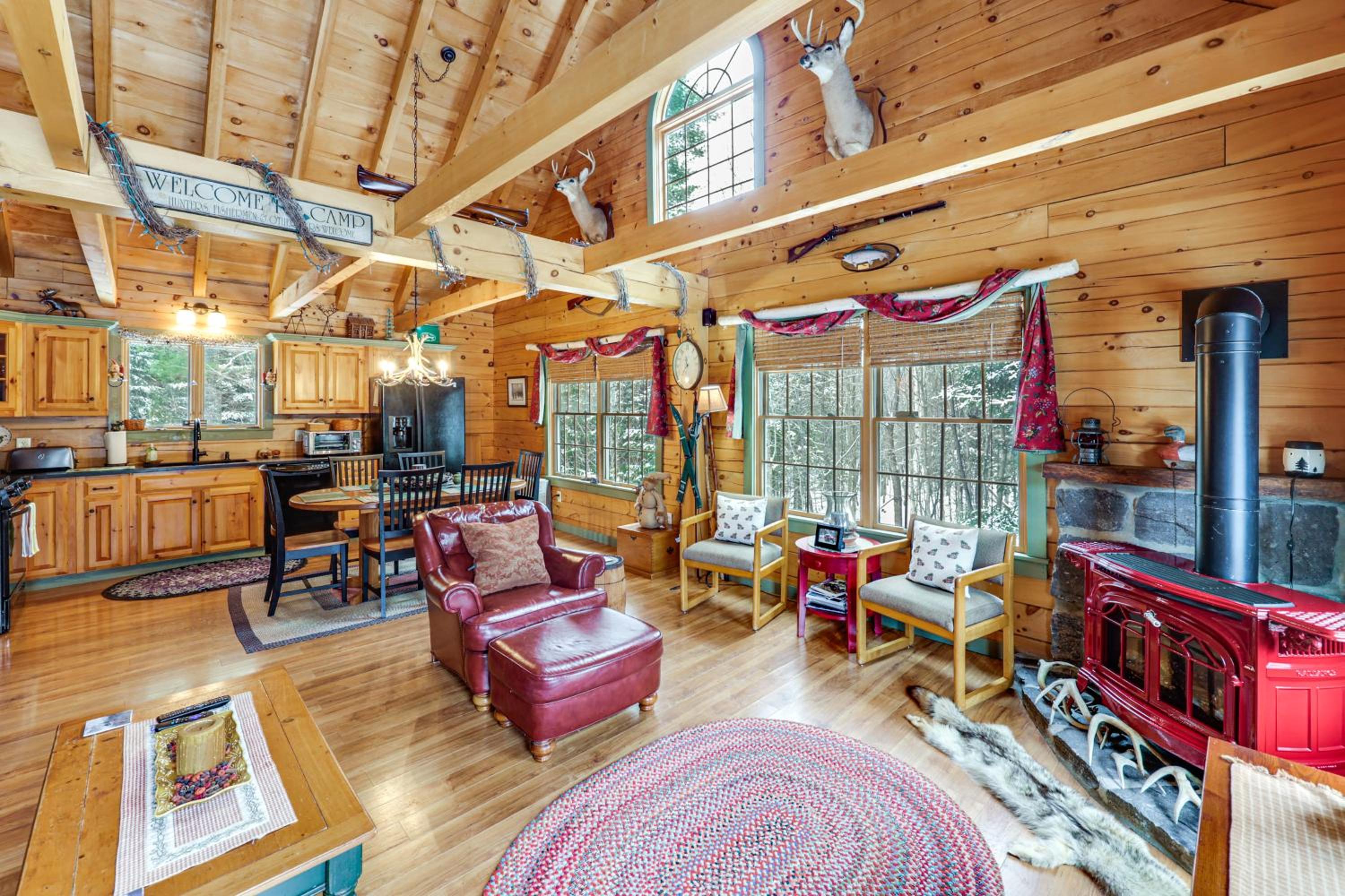 Game Room, Deck! Cozy Ski Cabin Near Sugarloaf